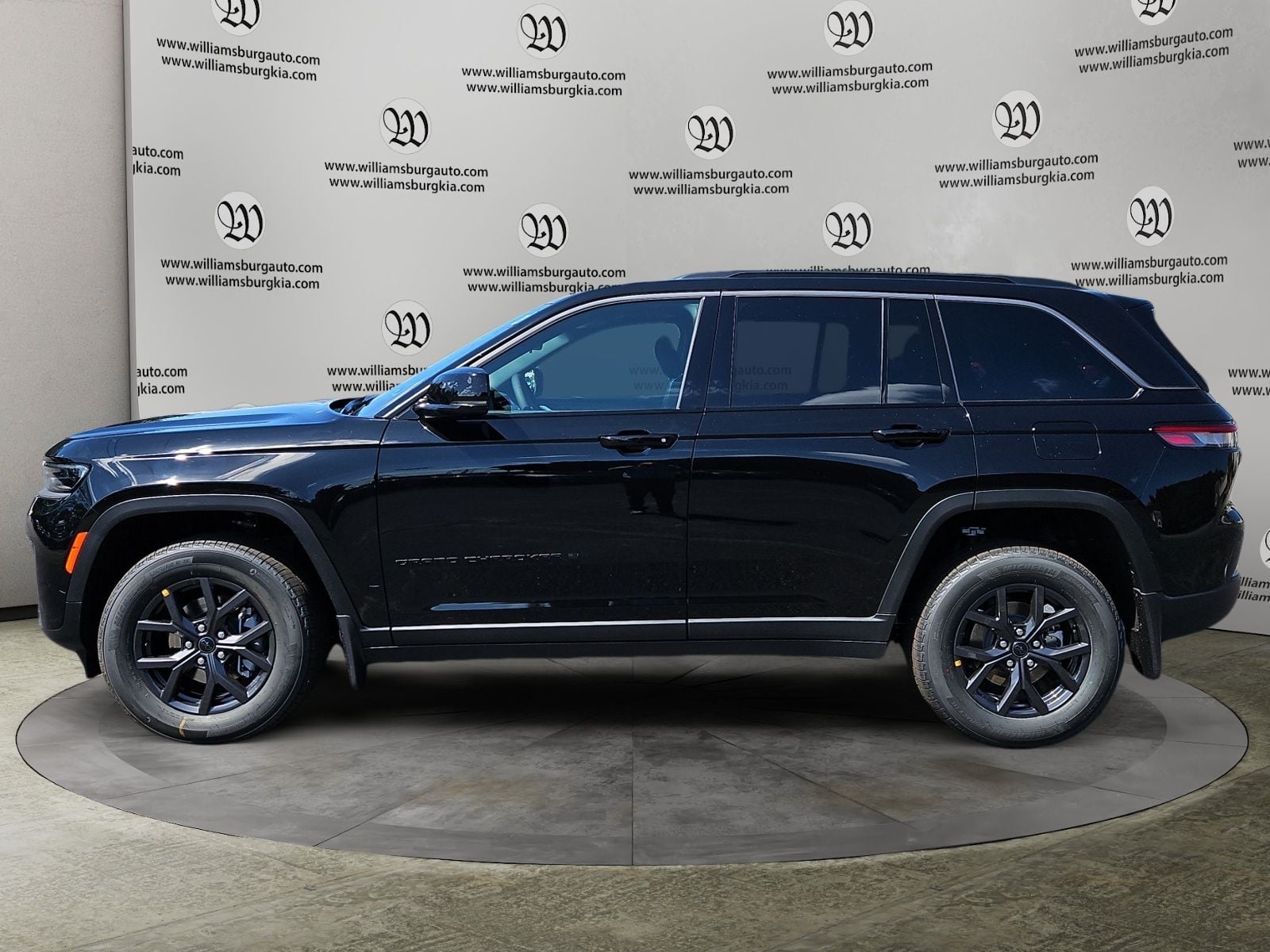 2027 Jeep Grand Cherokee Laredo Altitude Photo in Williamsburg VA 23185