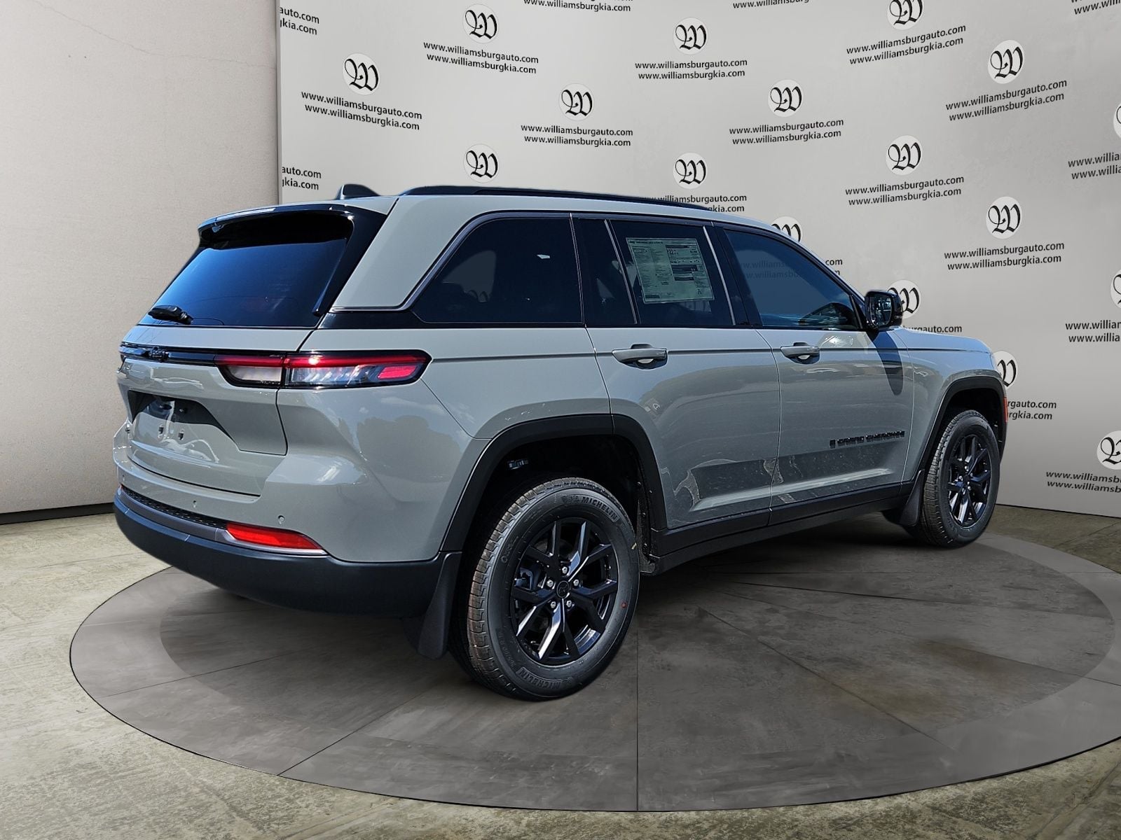 2027 Jeep Grand Cherokee Laredo Altitude Photo in Williamsburg VA 23185