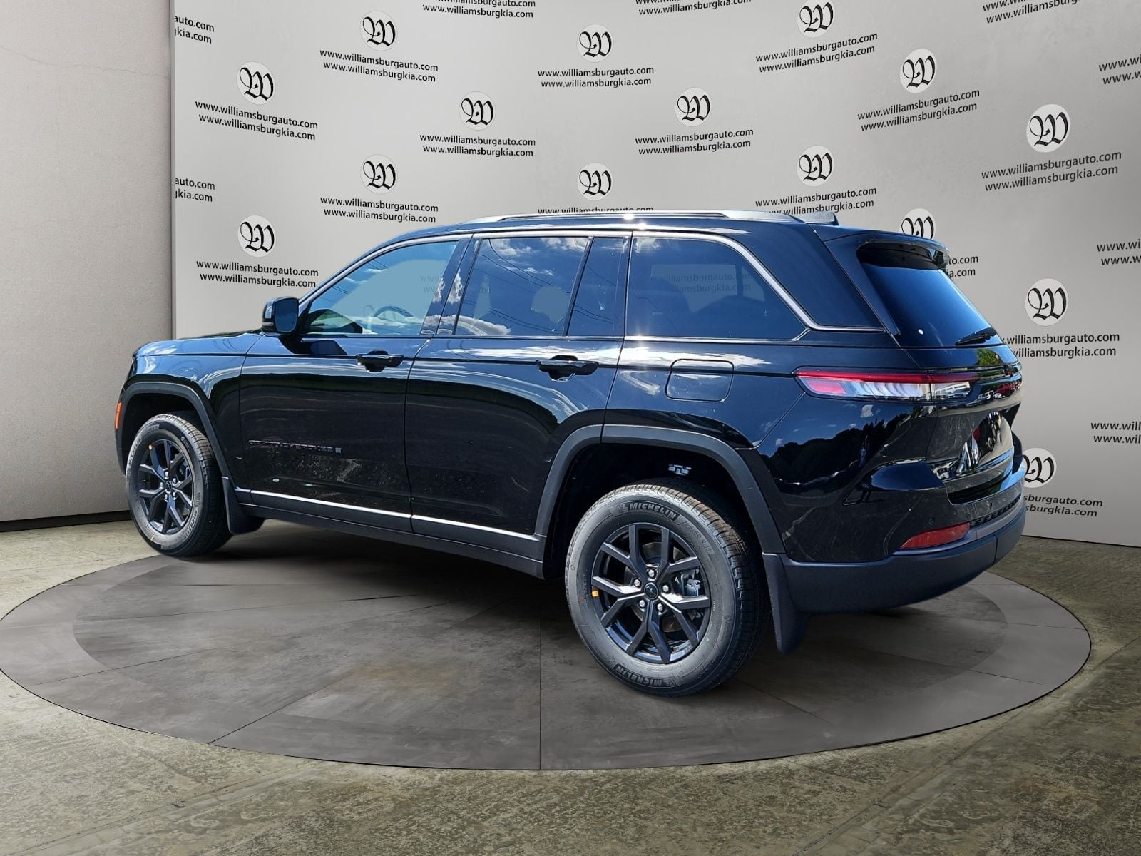 2027 Jeep Grand Cherokee Laredo Altitude Photo in Williamsburg VA 23185