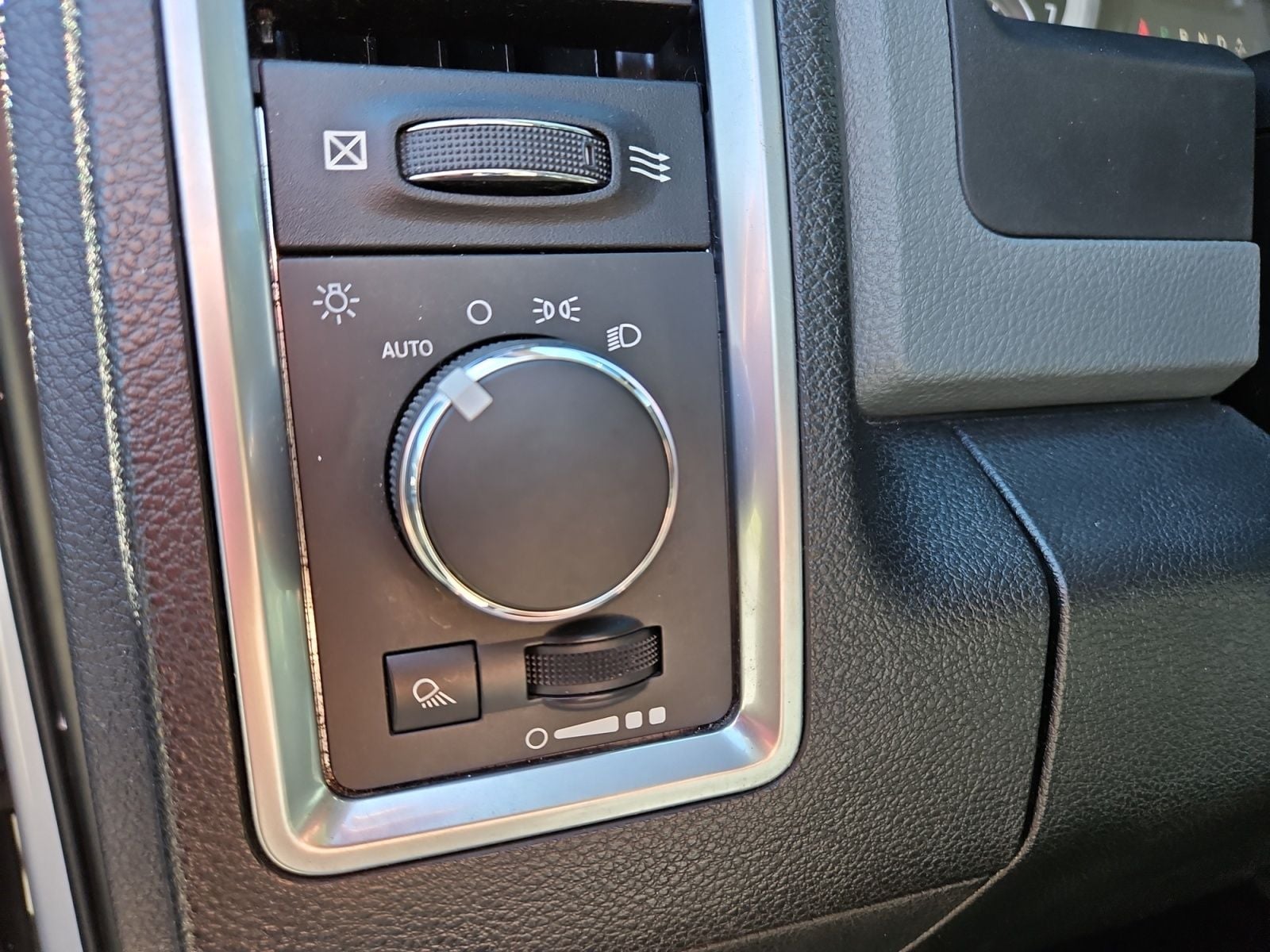 Pre-Owned 2017 Ram 1500 SLT - photo - 21