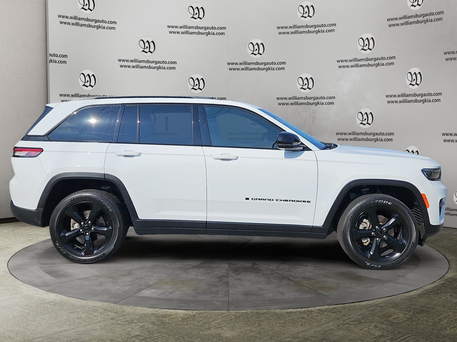 Pre-Owned 2024 Jeep Grand Cherokee Altitude - photo - 5