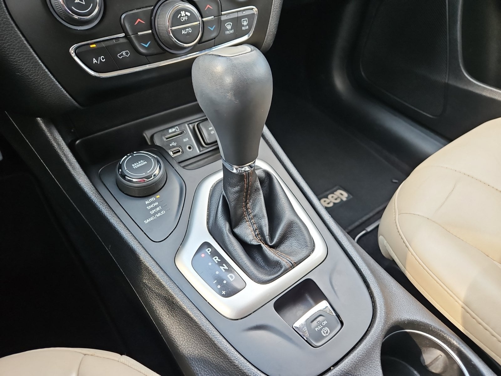 Pre-Owned 2017 Jeep Cherokee Limited - photo - 25