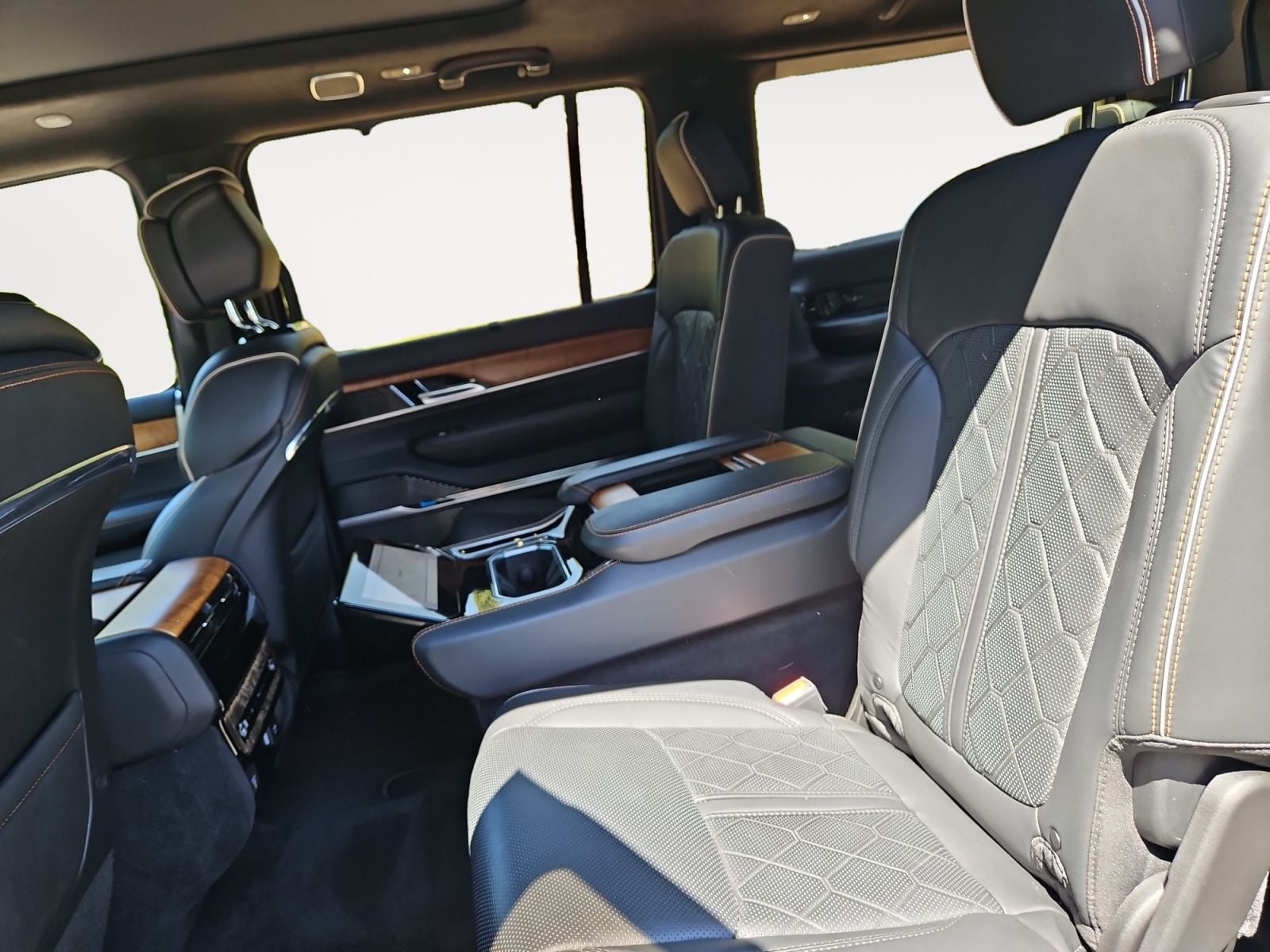 Pre-Owned 2024 Jeep Grand Wagoneer Series III - photo - 12