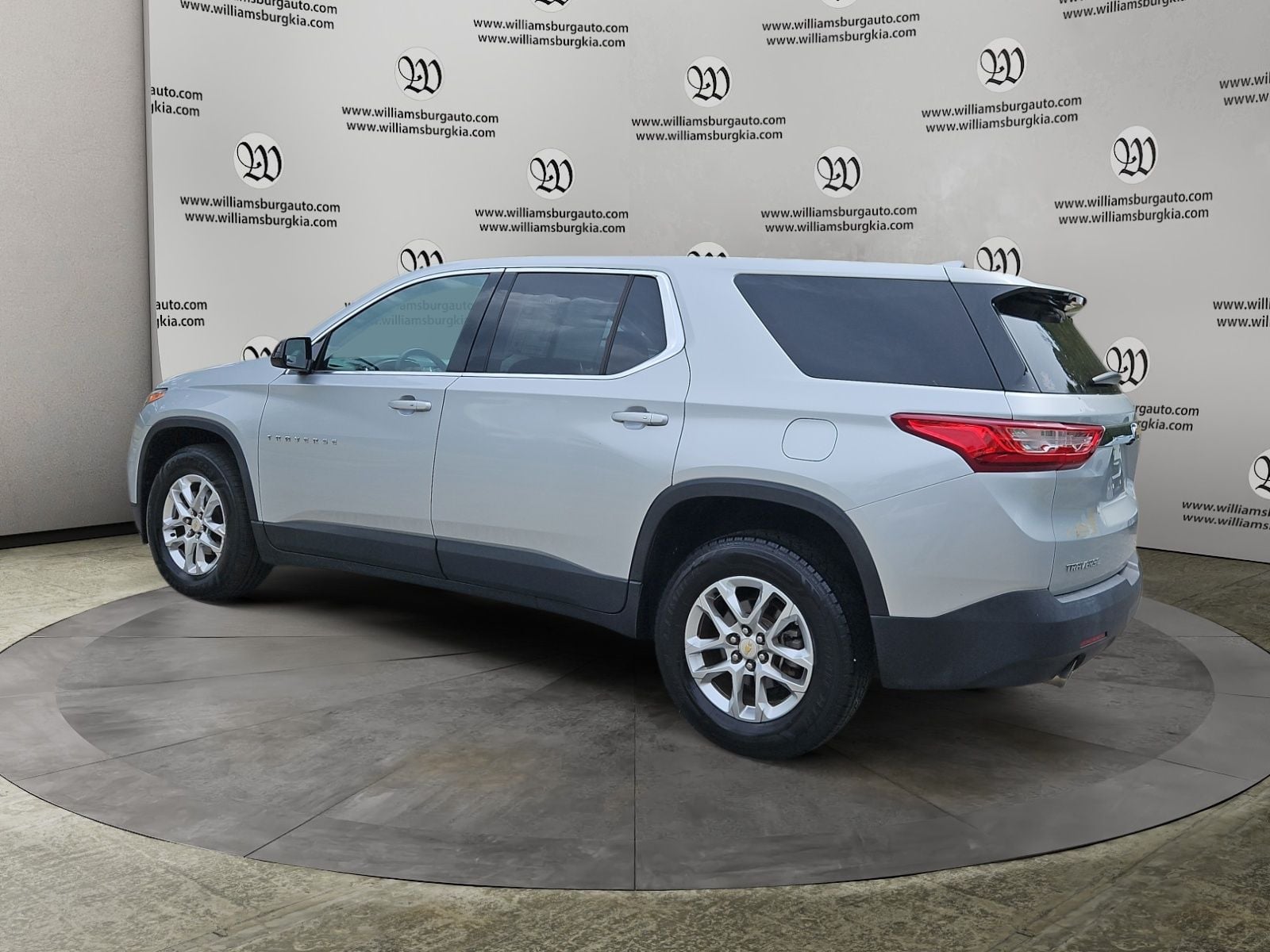 Pre-Owned 2020 Chevrolet Traverse LS - photo - 2