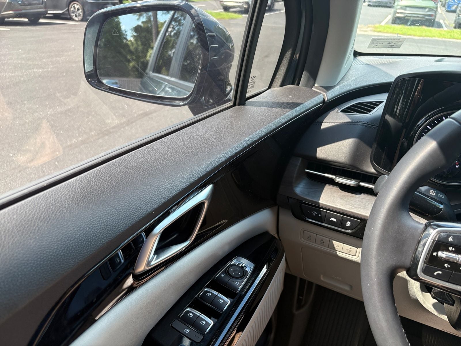 Pre-Owned 2024 Kia Carnival EX - photo - 24