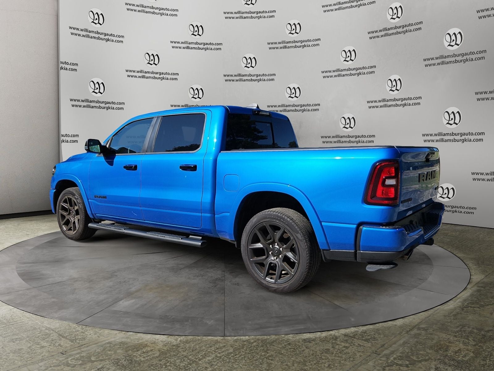 Pre-Owned 2025 Ram 1500 Laramie - photo - 2