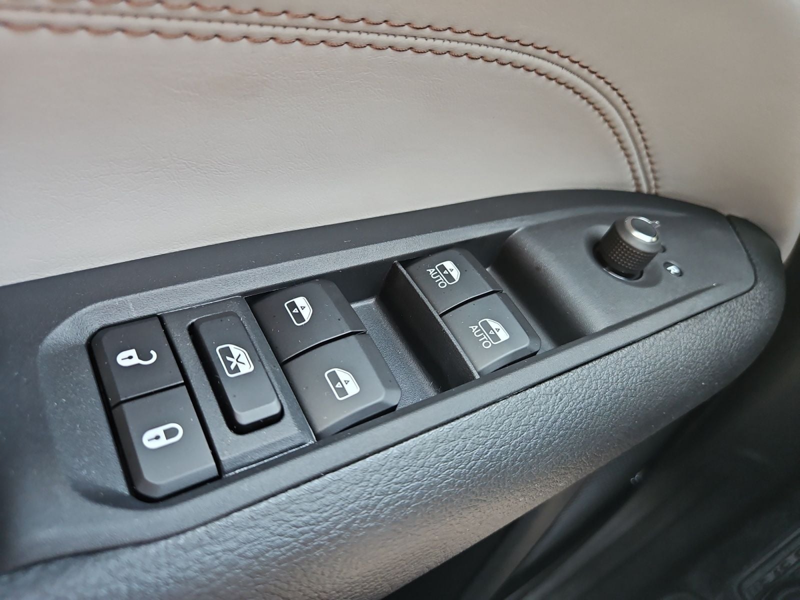 New 2025 Jeep Compass Limited - photo - 21