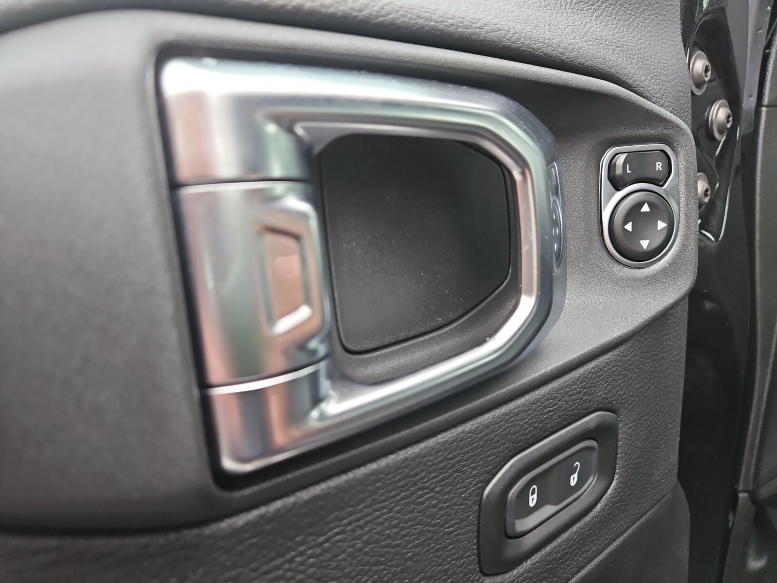New 2025 Jeep Wrangler Sahara - photo - 21