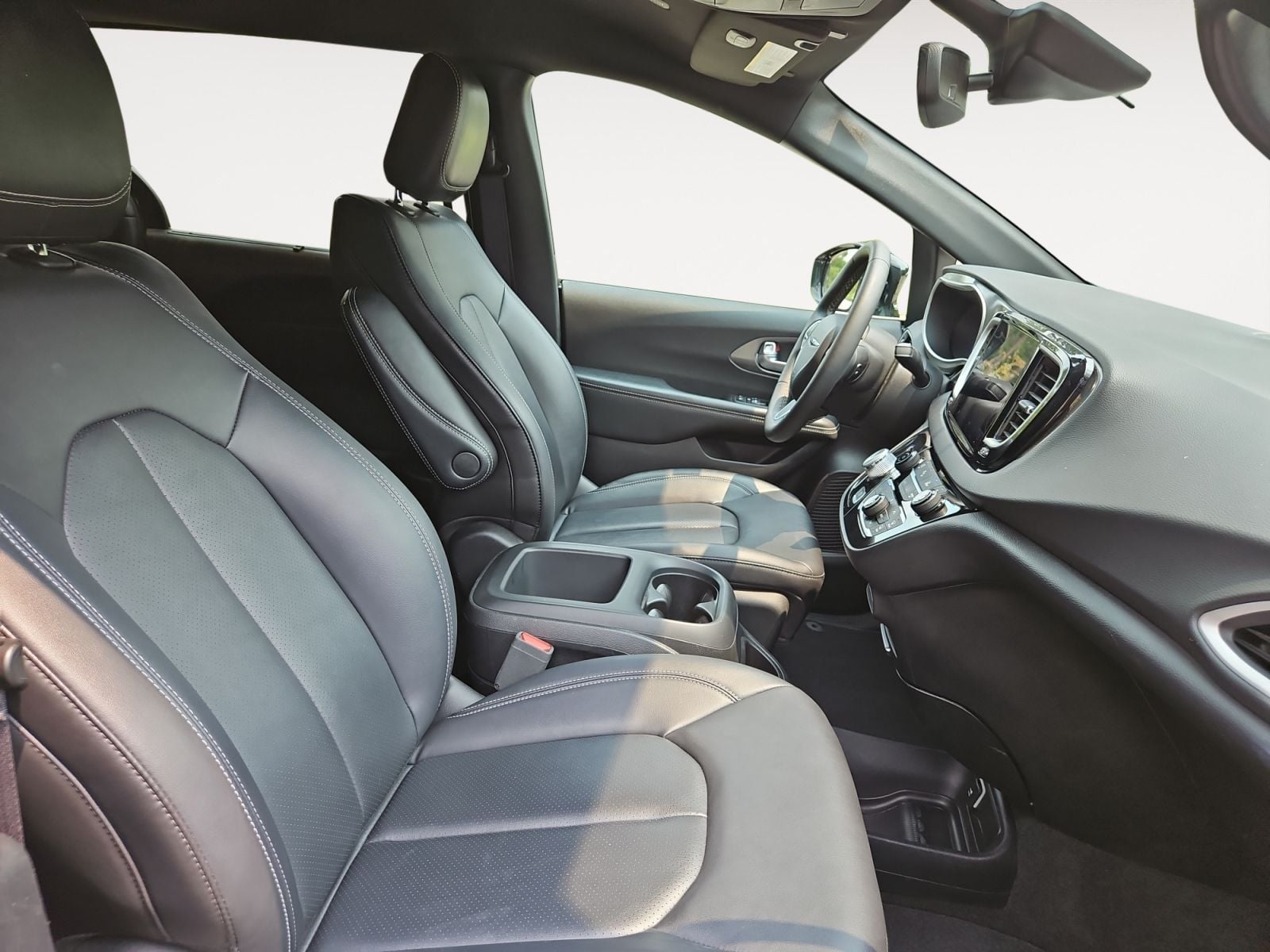 Pre-Owned 2025 Chrysler Pacifica Select - photo - 14