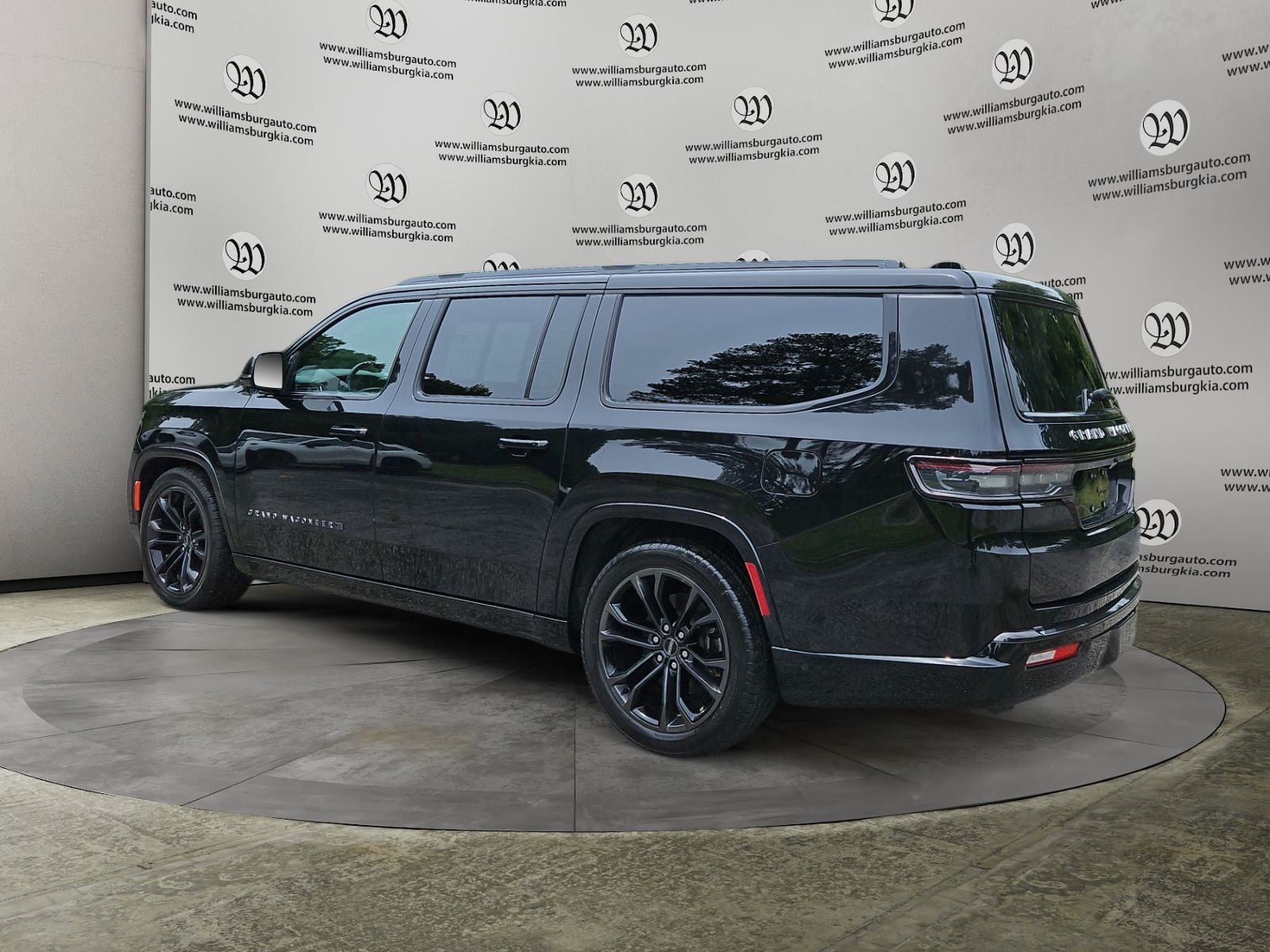 Pre-Owned 2024 Jeep Grand Wagoneer L Series II - photo - 2