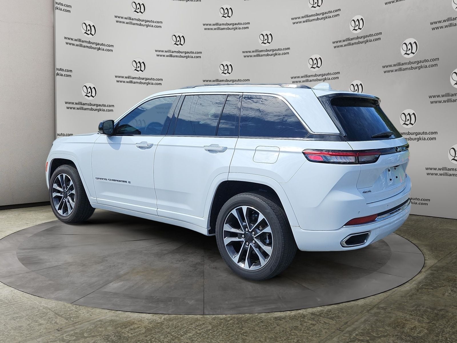 Pre-Owned 2022 Jeep Grand Cherokee Overland - photo - 2