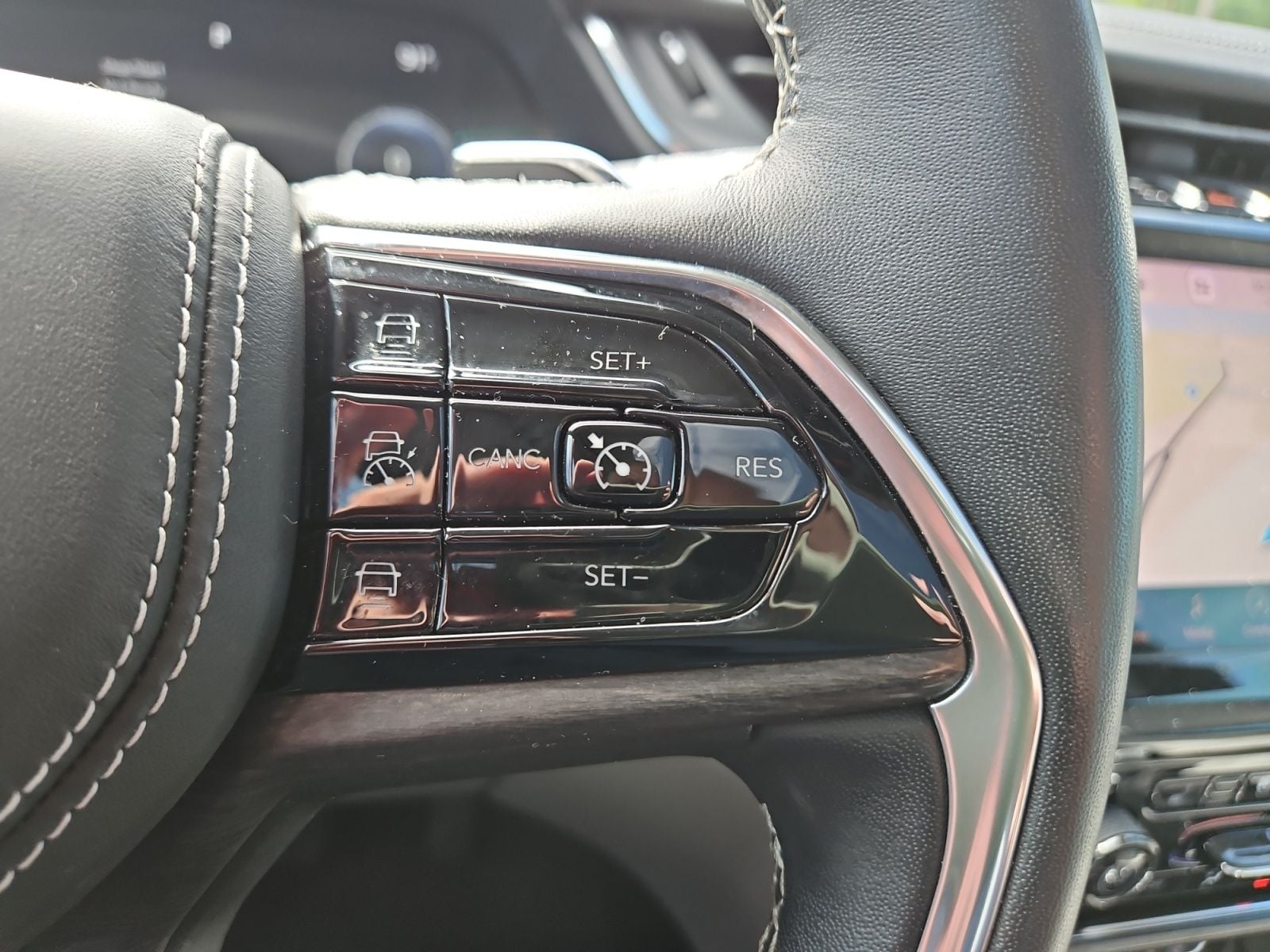 Pre-Owned 2022 Jeep Grand Cherokee Overland - photo - 24