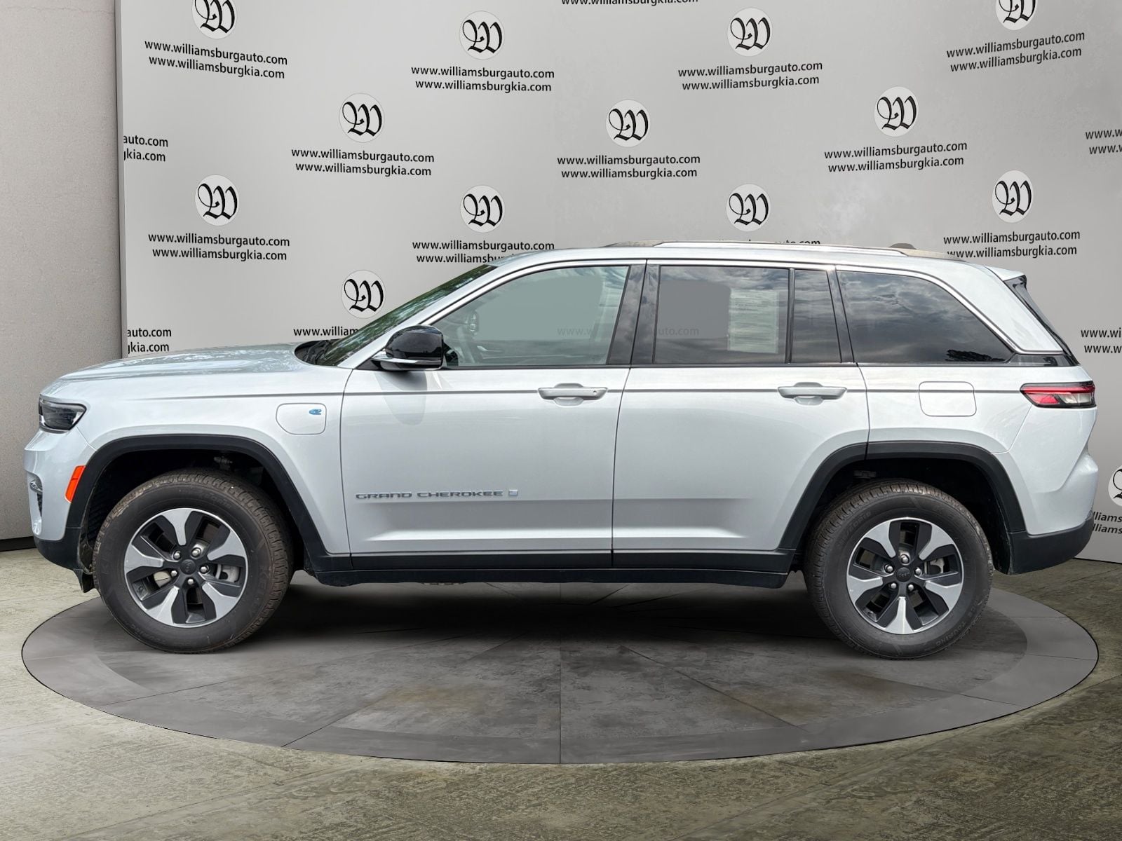 Pre-Owned 2024 Jeep Grand Cherokee 4xe - photo - 1
