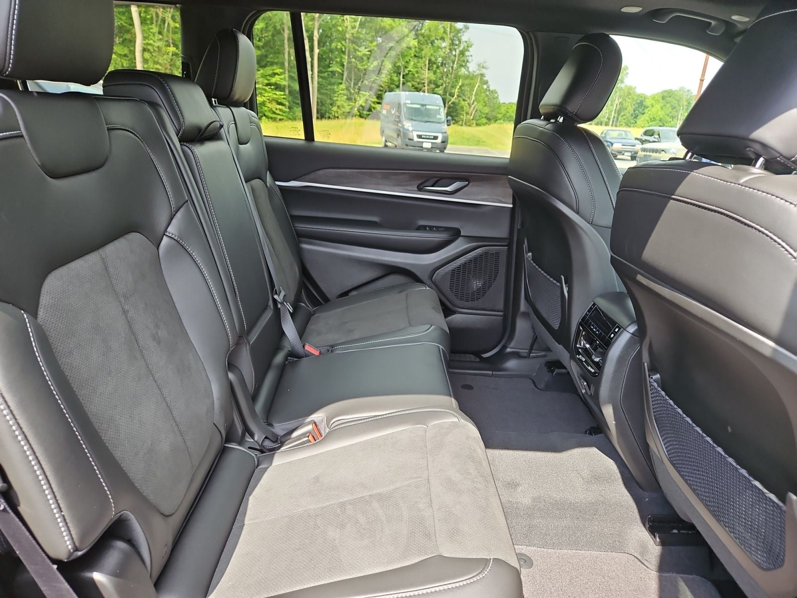 New 2026 Jeep Grand Cherokee L Altitude - photo - 16