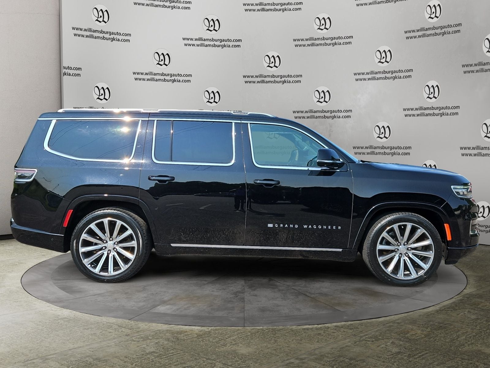 Pre-Owned 2022 Jeep Grand Wagoneer Series II - photo - 5