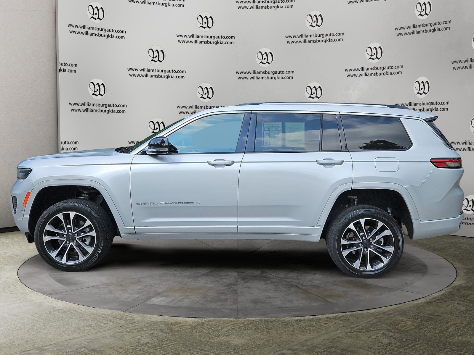 Pre-Owned 2021 Jeep Grand Cherokee L Overland - photo - 1
