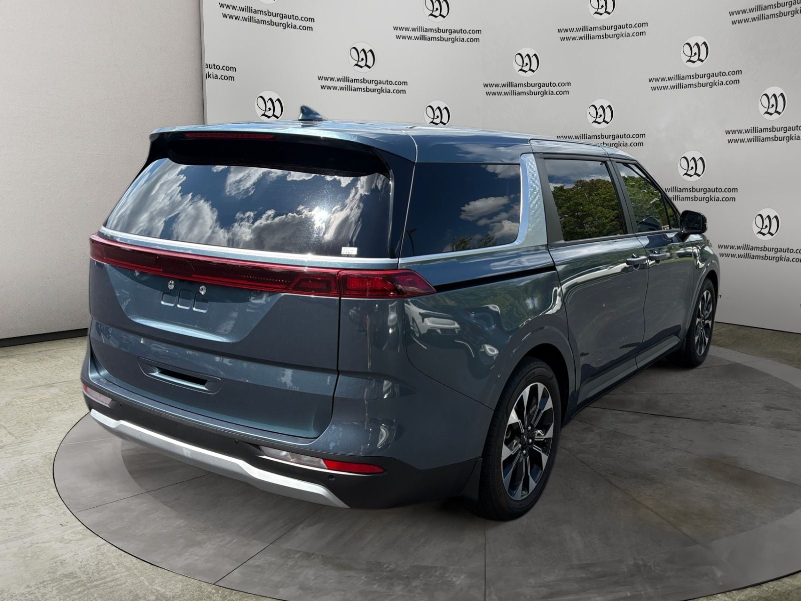 Pre-Owned 2024 Kia Carnival EX - photo - 4
