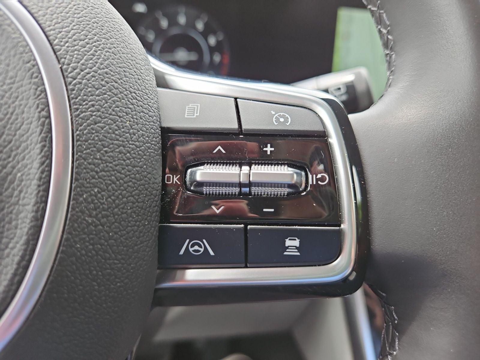 Pre-Owned 2024 Kia Carnival SX - photo - 25
