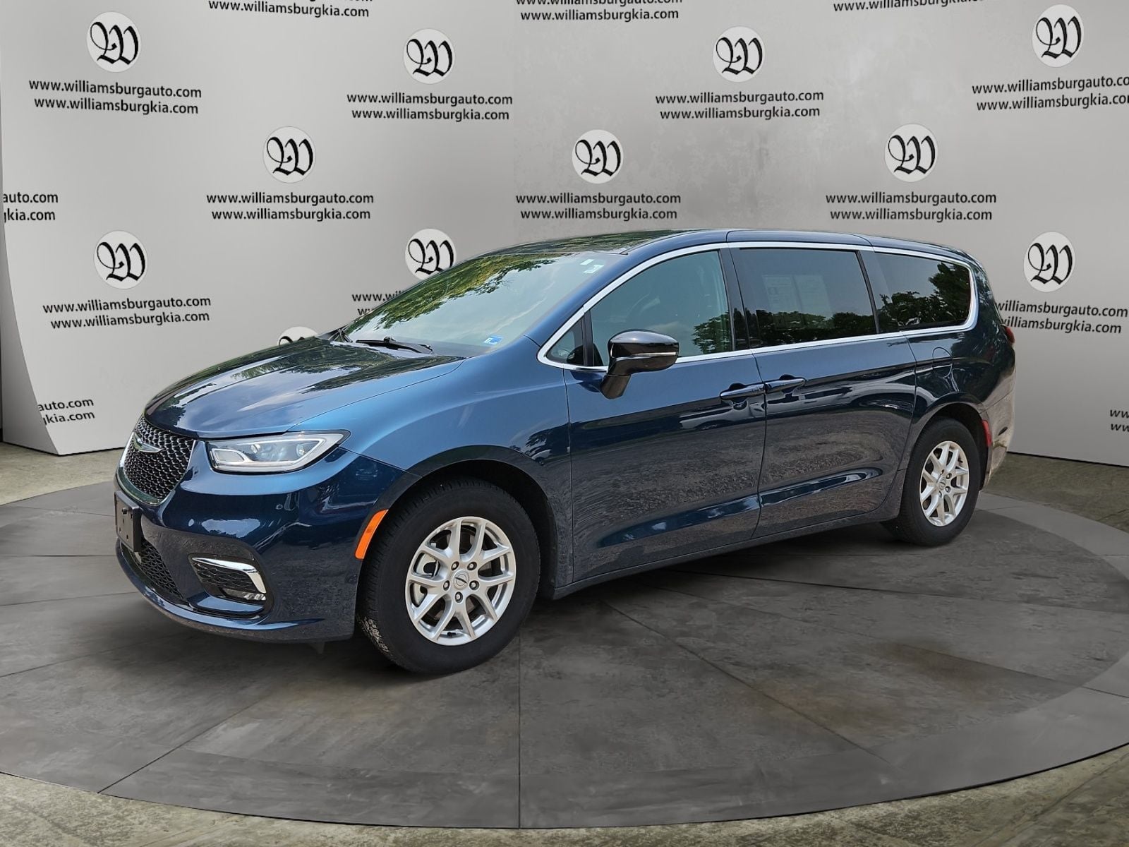 Pre-Owned 2025 Chrysler Pacifica Select - photo - 0