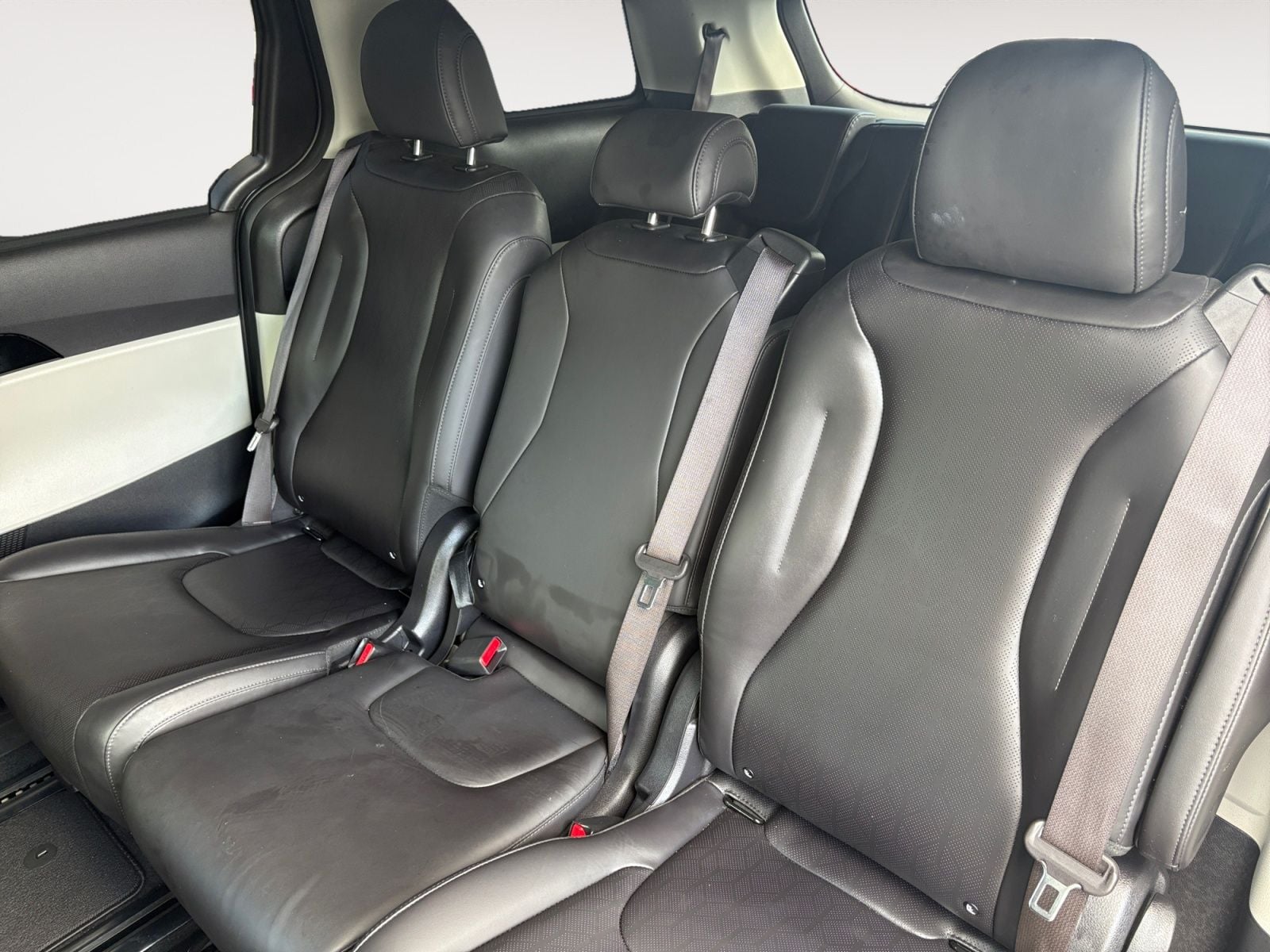 Pre-Owned 2024 Kia Carnival EX - photo - 12