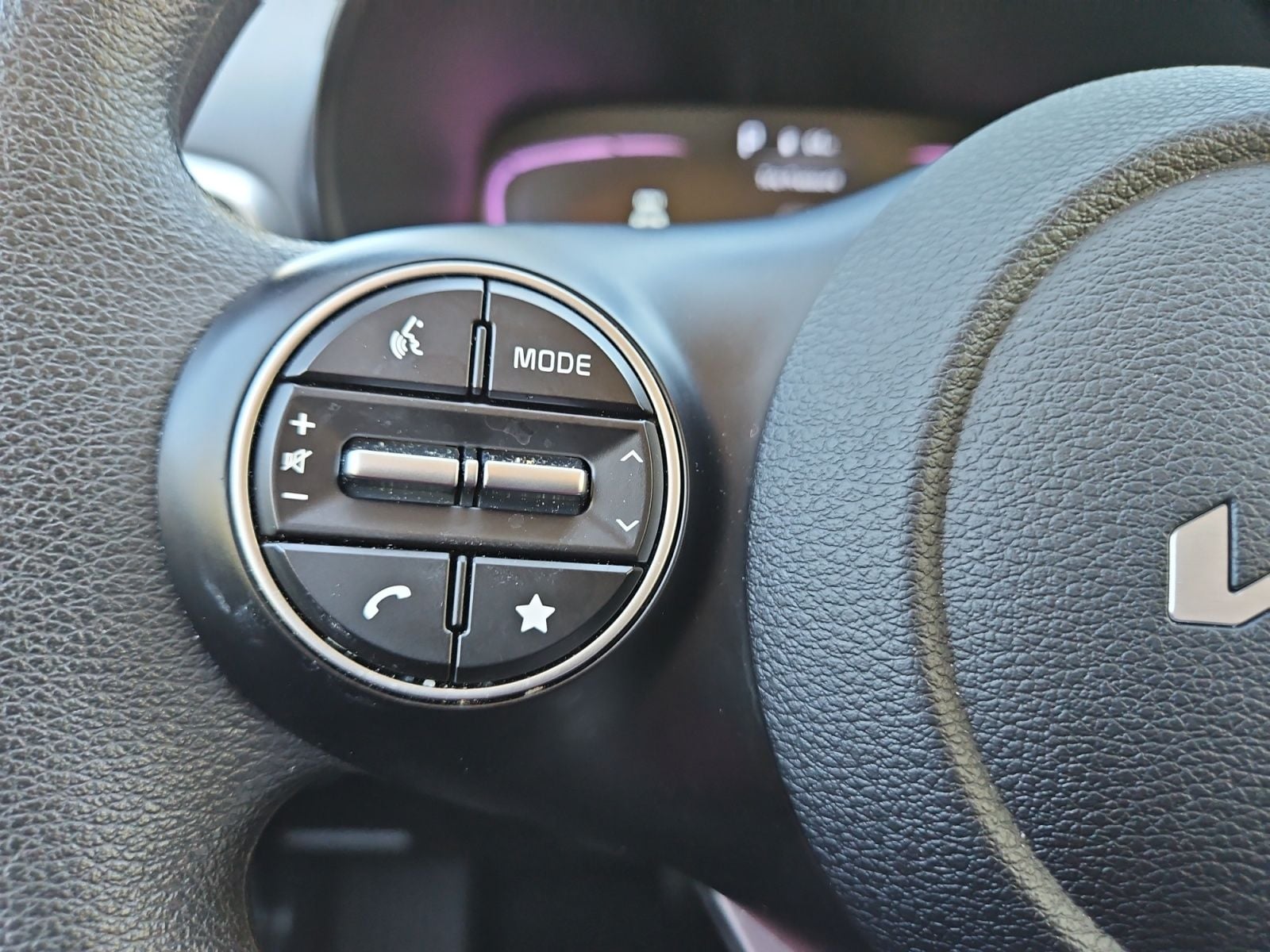 Pre-Owned 2023 Kia Soul LX - photo - 24