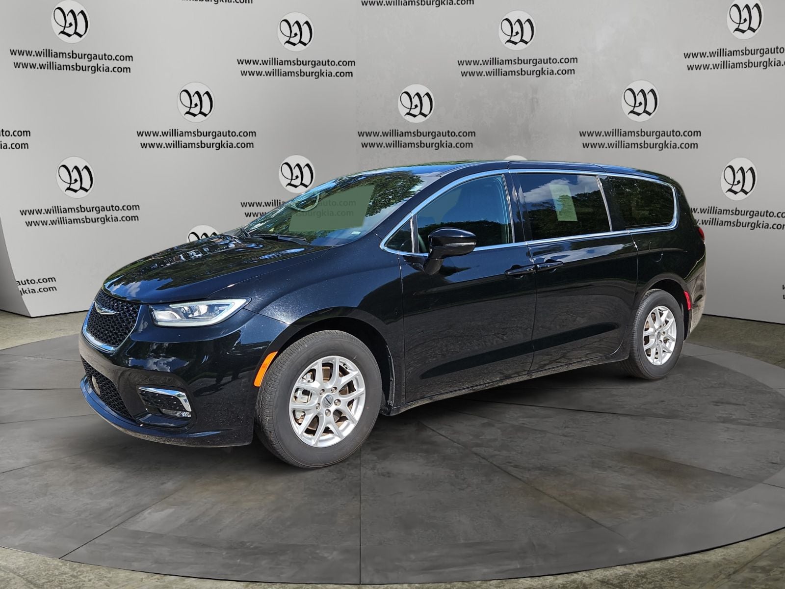 Pre-Owned 2025 Chrysler Pacifica Select - photo - 0