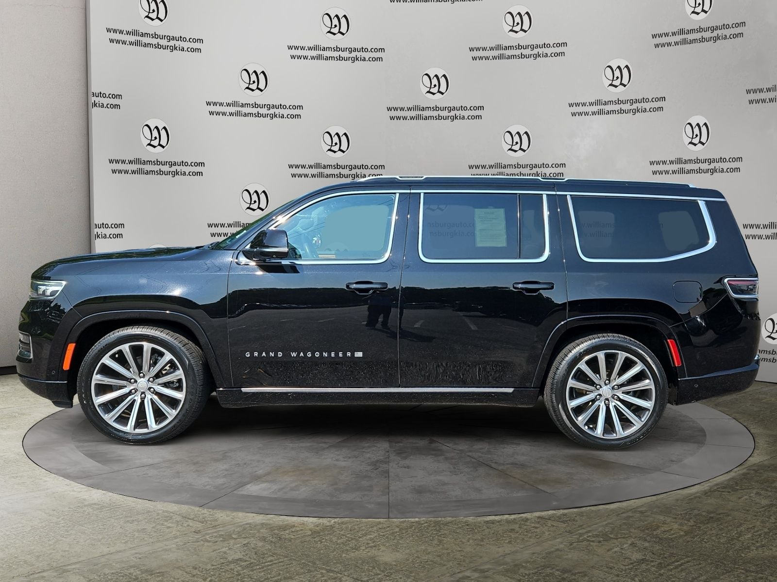 Pre-Owned 2022 Jeep Grand Wagoneer Series II - photo - 1