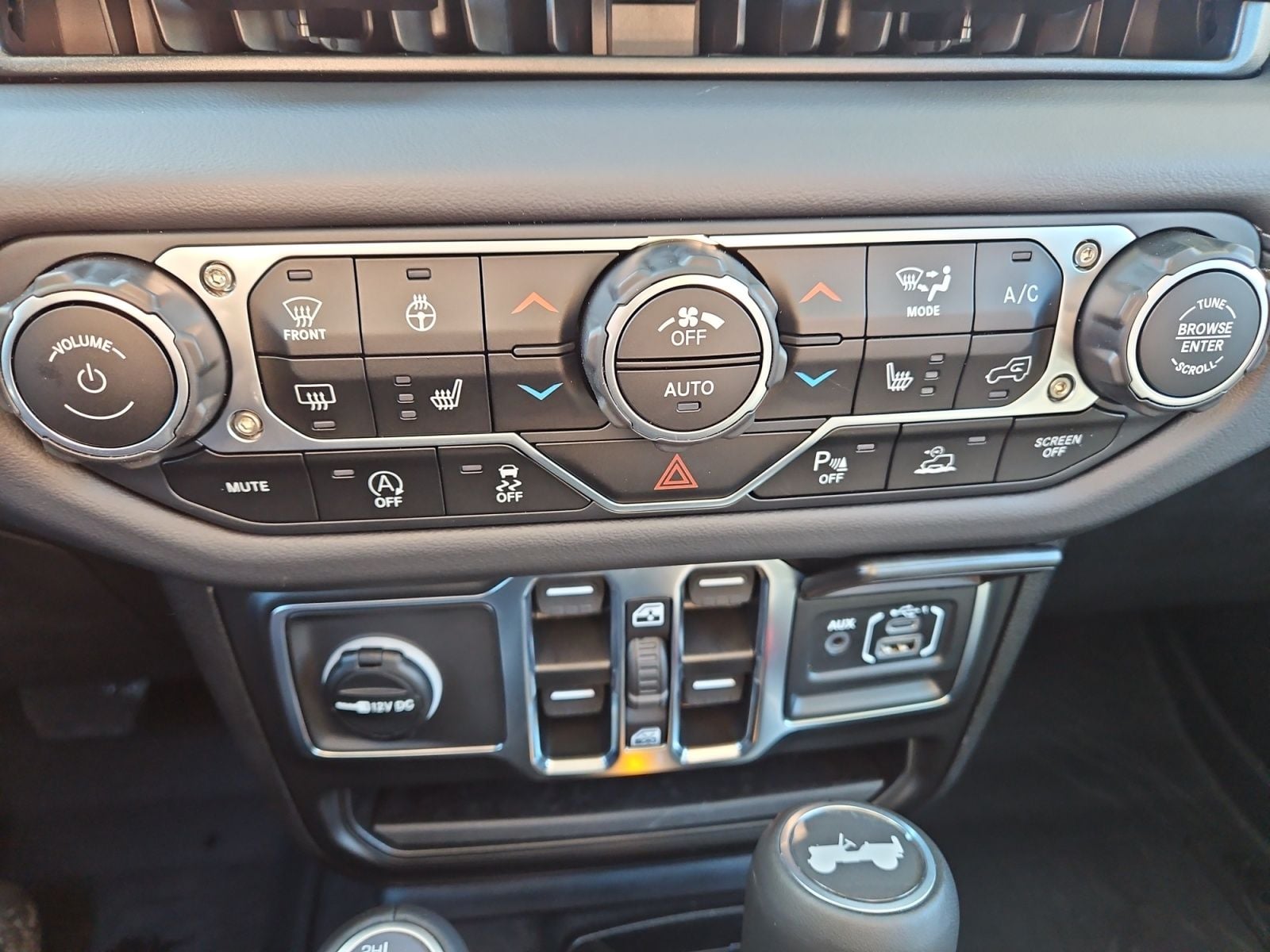 New 2025 Jeep Wrangler Sahara - photo - 27