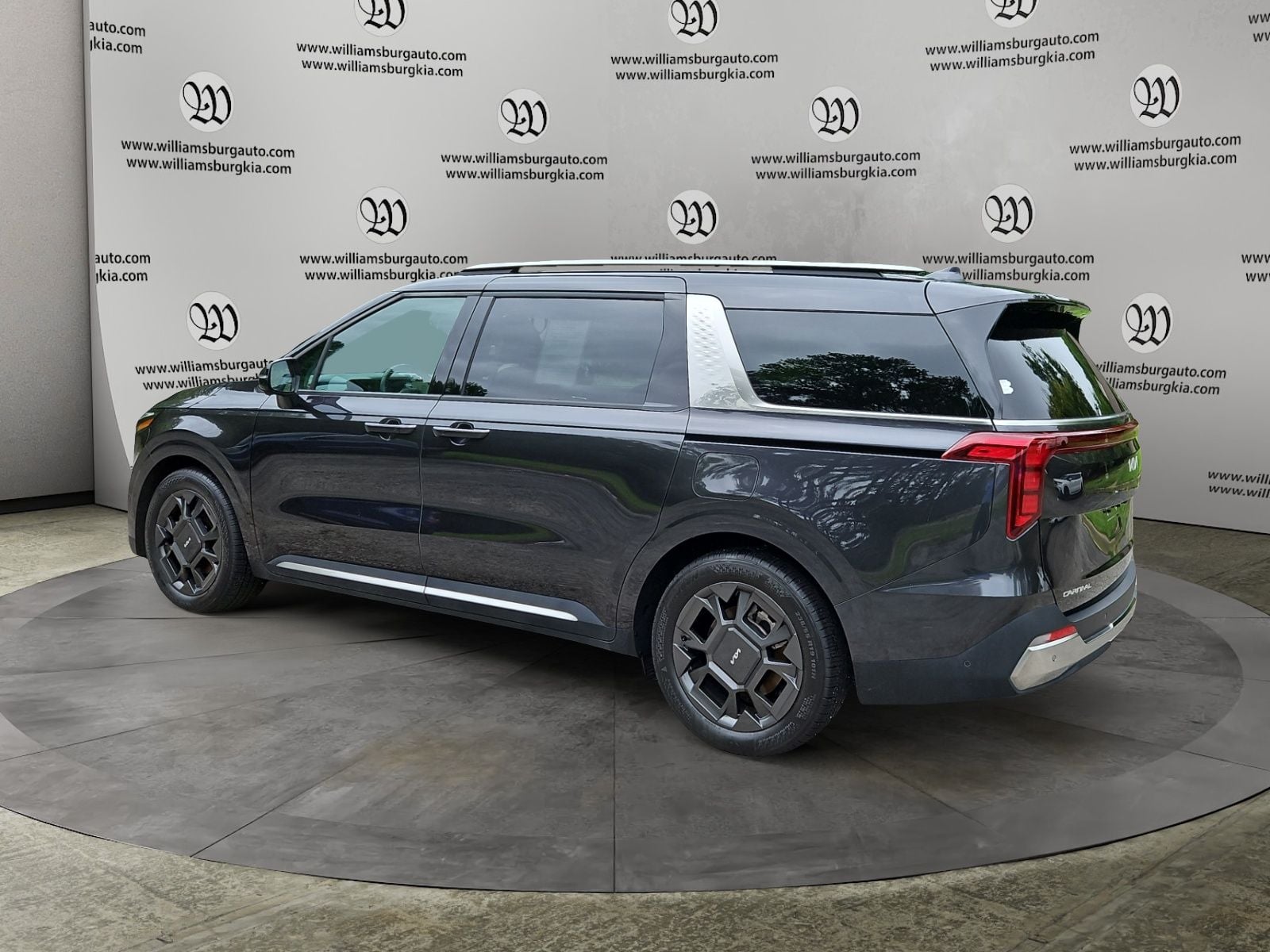 Pre-Owned 2025 Kia Carnival SX - photo - 2