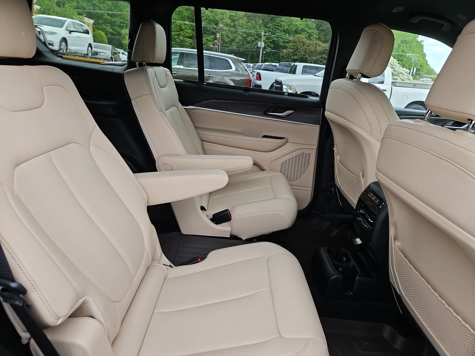 Pre-Owned 2023 Jeep Grand Cherokee L Limited - photo - 16