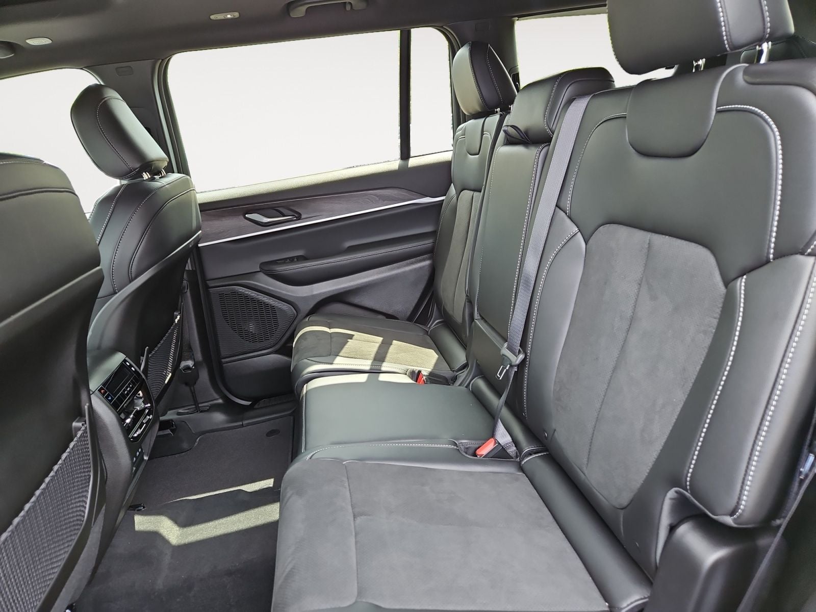 New 2026 Jeep Grand Cherokee L Altitude - photo - 12
