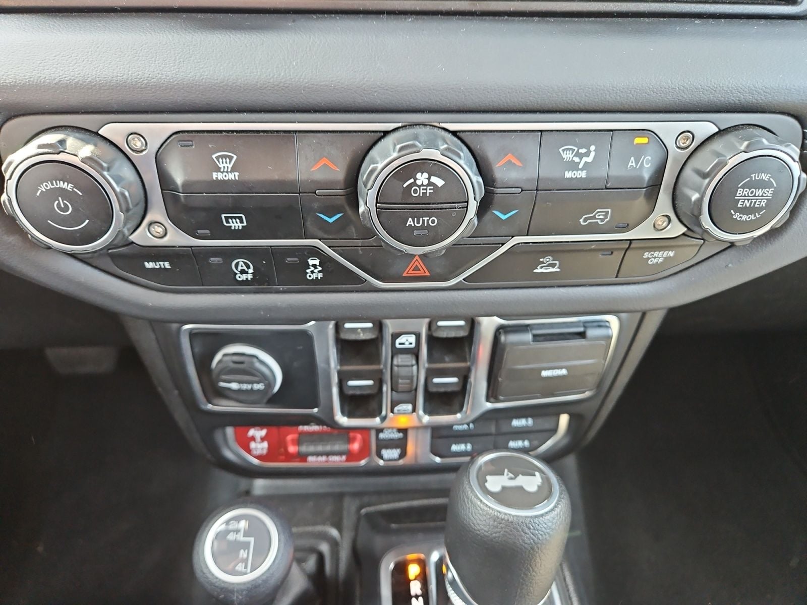 Pre-Owned 2024 Jeep Wrangler Rubicon - photo - 27