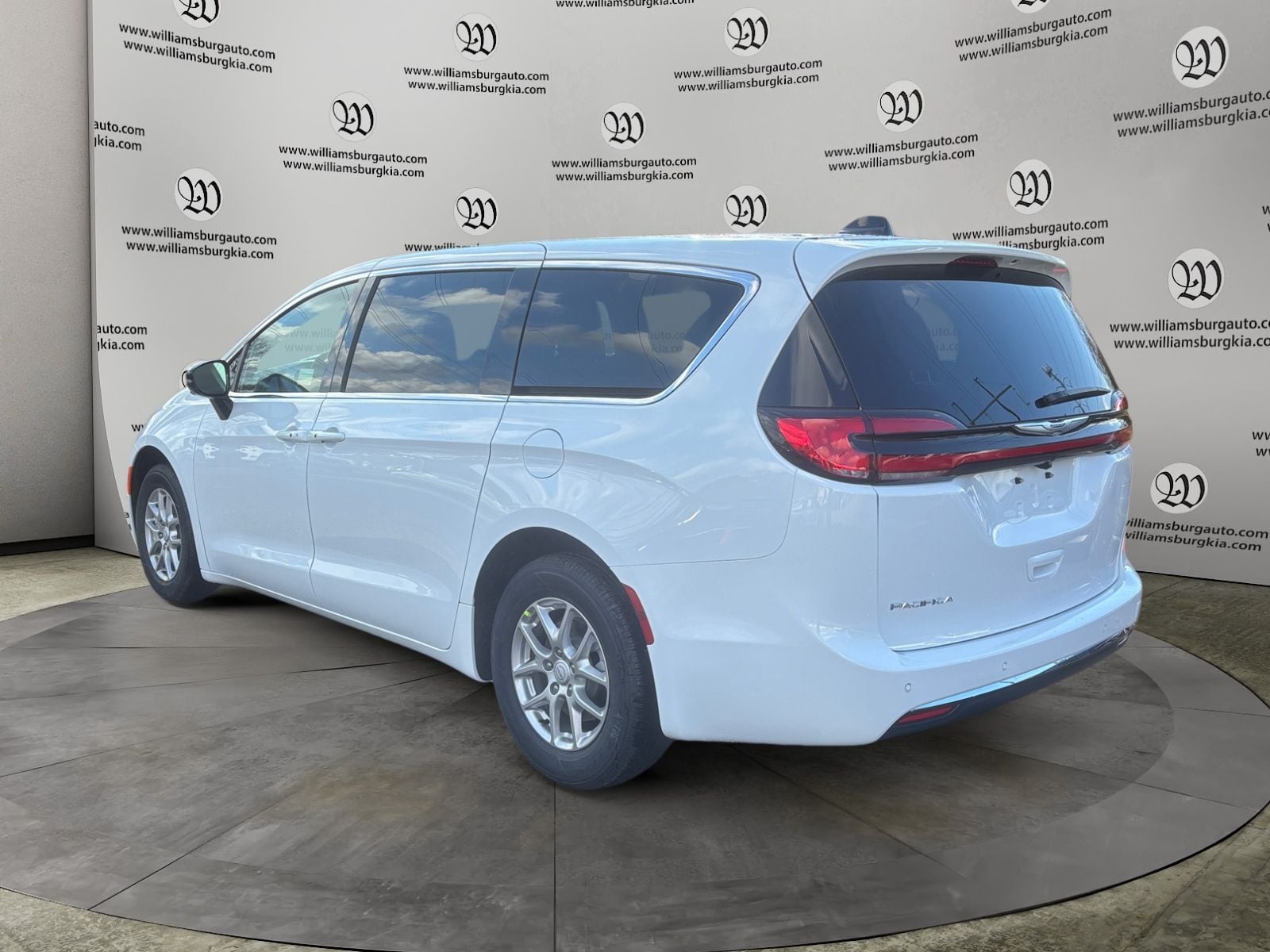 New 2026 Chrysler Pacifica Select - photo - 2