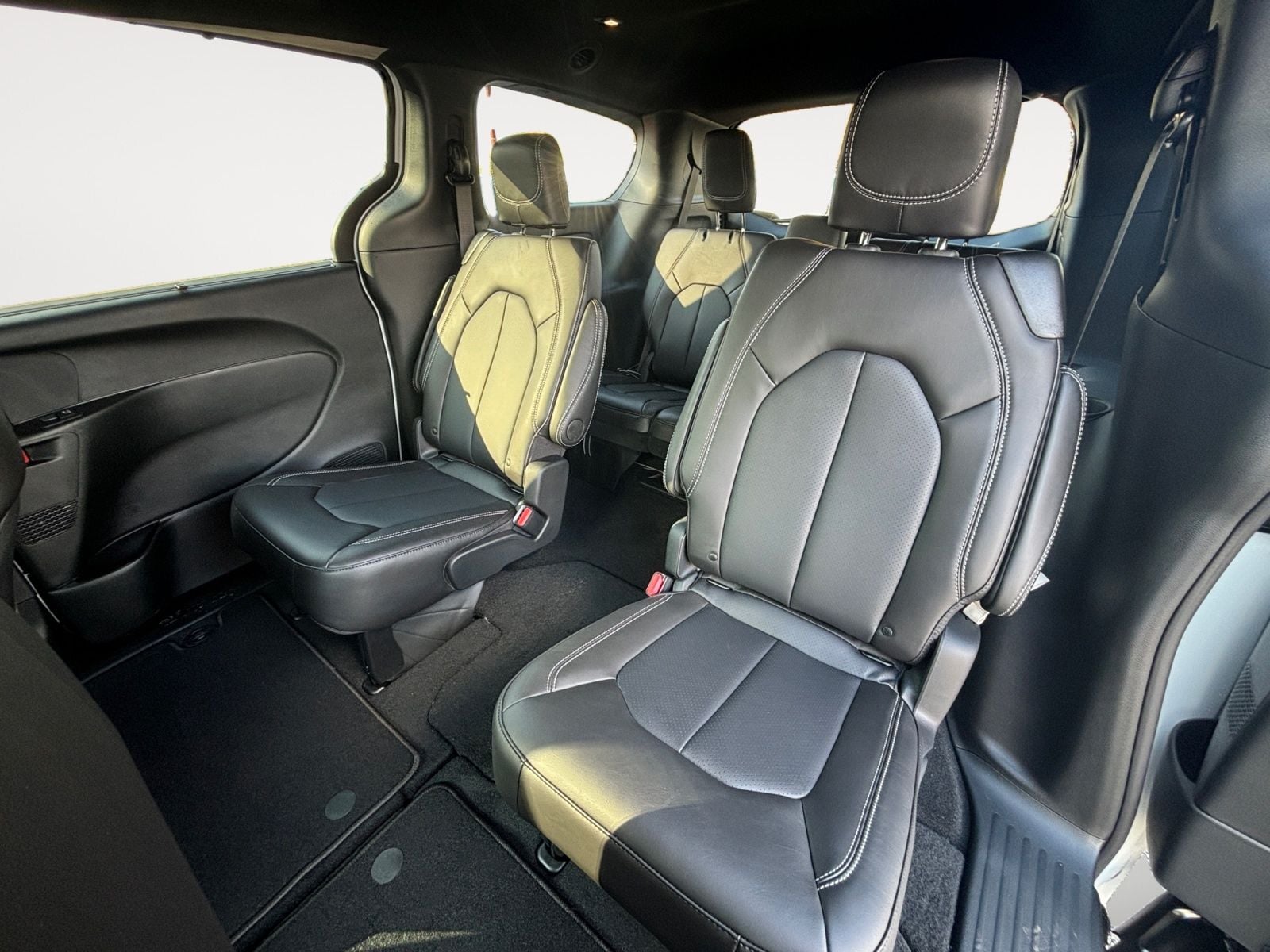 New 2026 Chrysler Pacifica Select - photo - 12