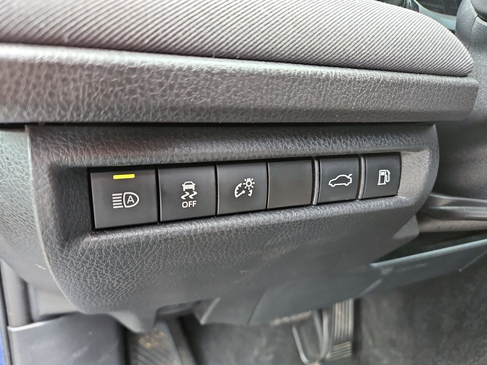 Pre-Owned 2025 Toyota Camry LE - photo - 21