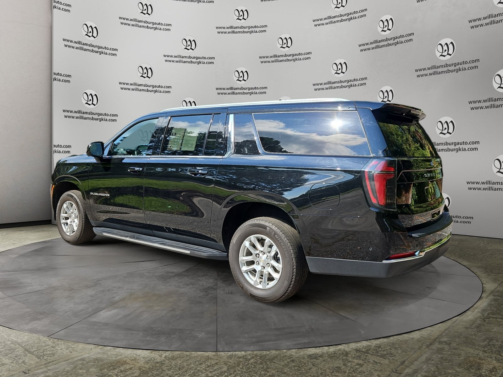 Pre-Owned 2025 Chevrolet Suburban LT - photo - 2