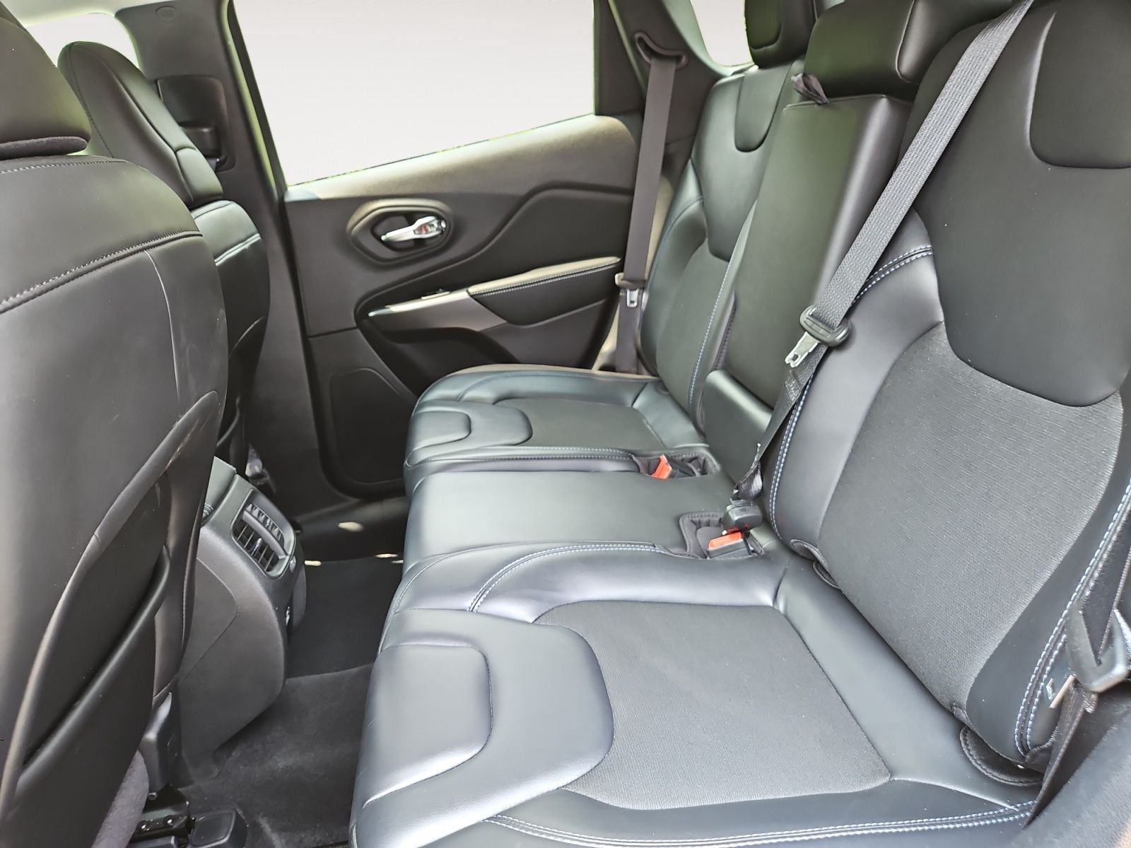 Pre-Owned 2021 Jeep Cherokee Latitude Plus - photo - 12