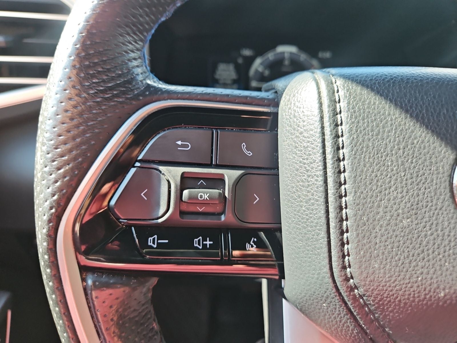 Pre-Owned 2024 Toyota Tundra Hybrid Platinum - photo - 23