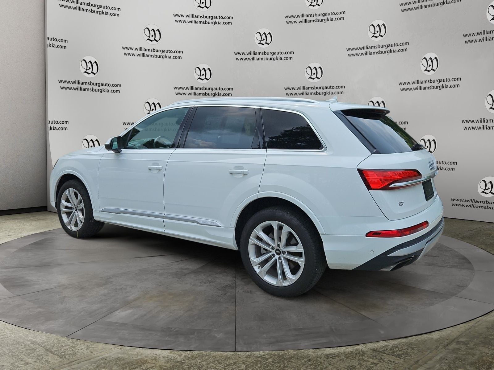 Pre-Owned 2025 Audi Q7 55 Premium Plus - photo - 2