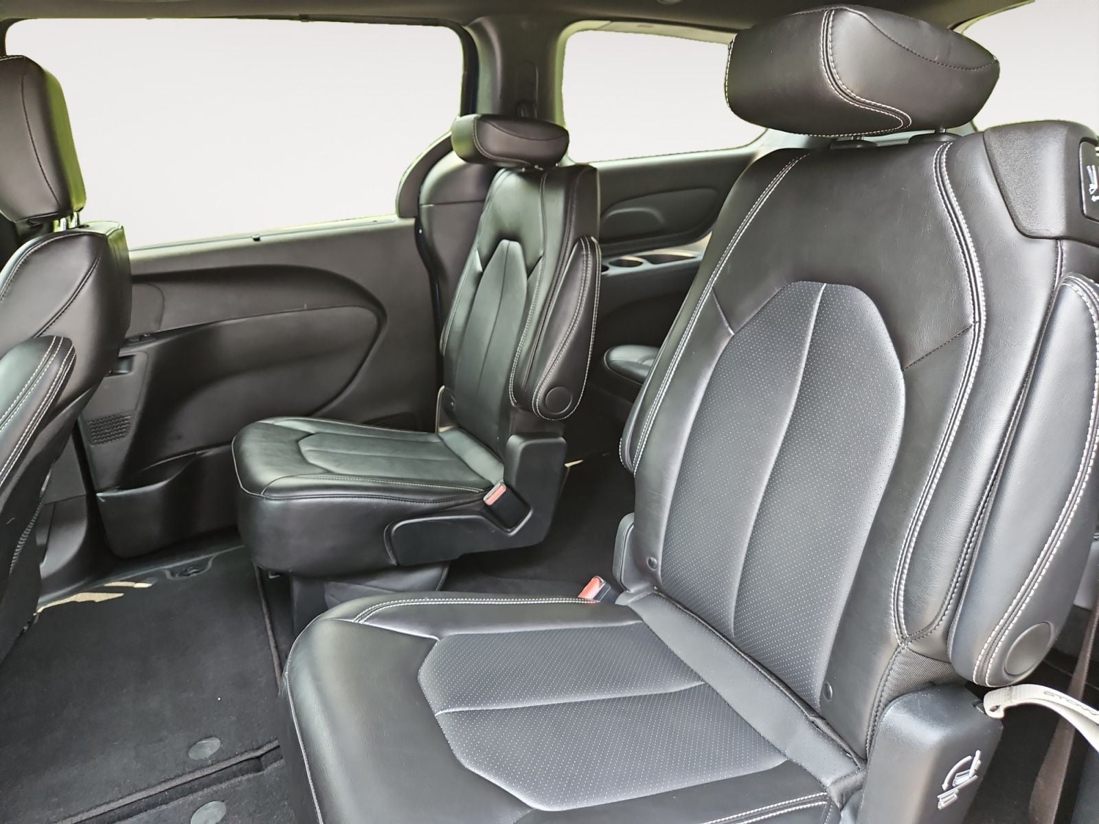 Pre-Owned 2025 Chrysler Pacifica Select - photo - 12