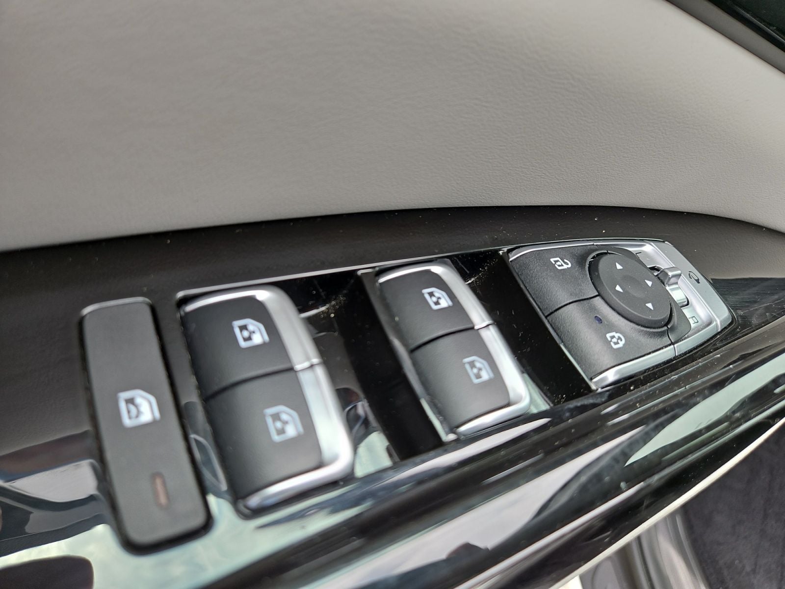 Pre-Owned 2024 Kia Carnival SX - photo - 21