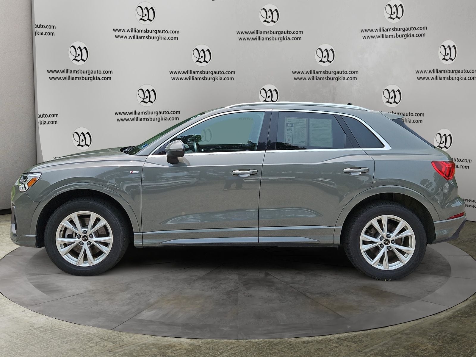 Pre-Owned 2024 Audi Q3 Premium - photo - 1
