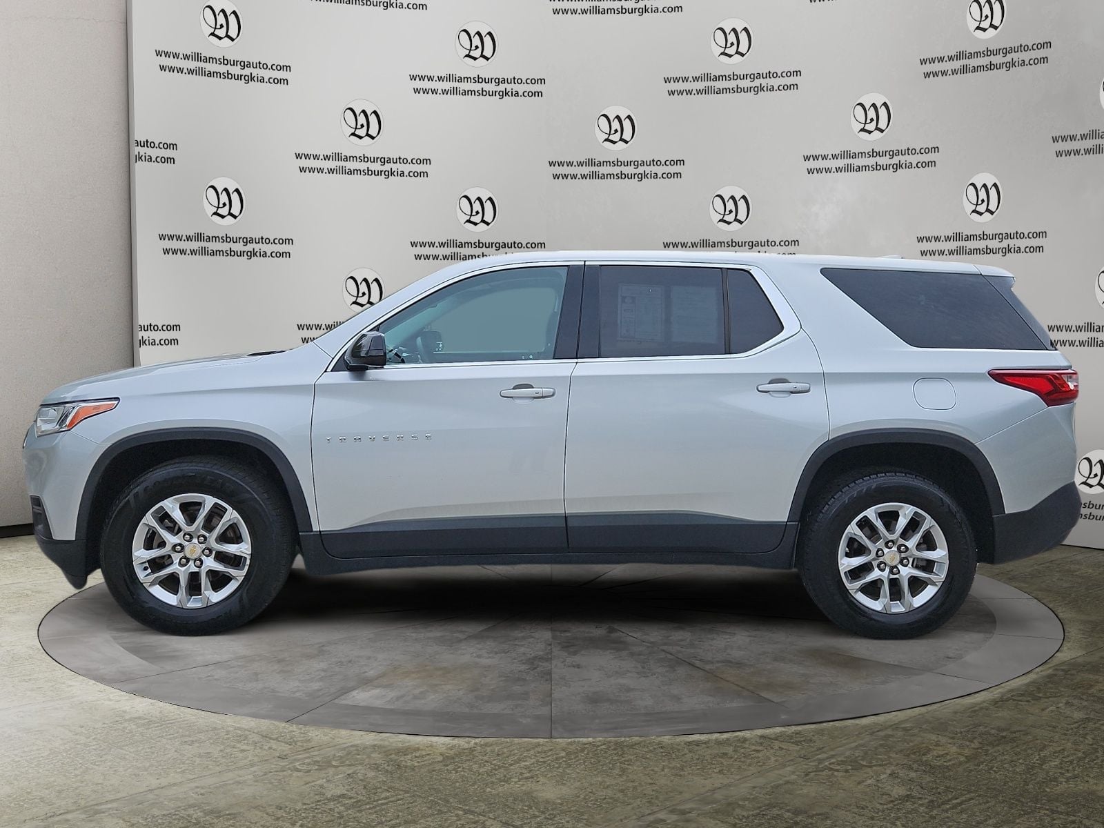 Pre-Owned 2020 Chevrolet Traverse LS - photo - 1