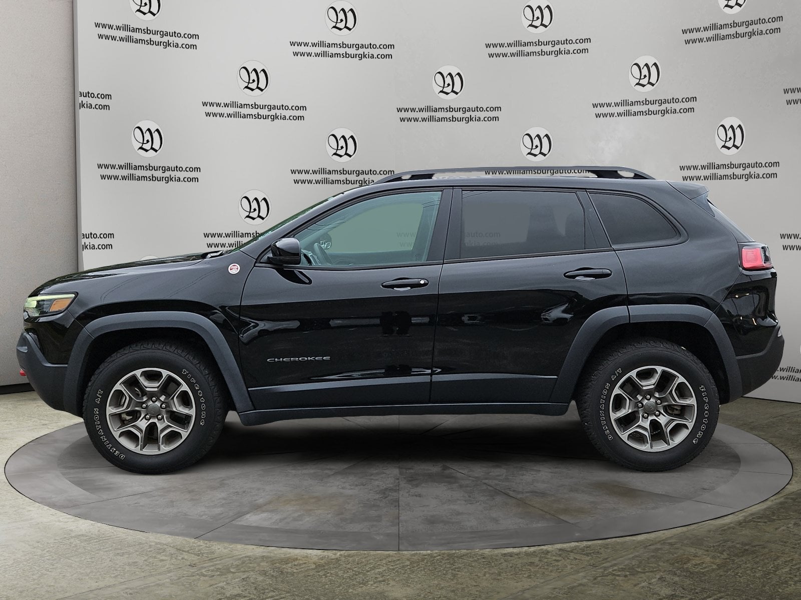 Pre-Owned 2022 Jeep Cherokee Trailhawk - photo - 1