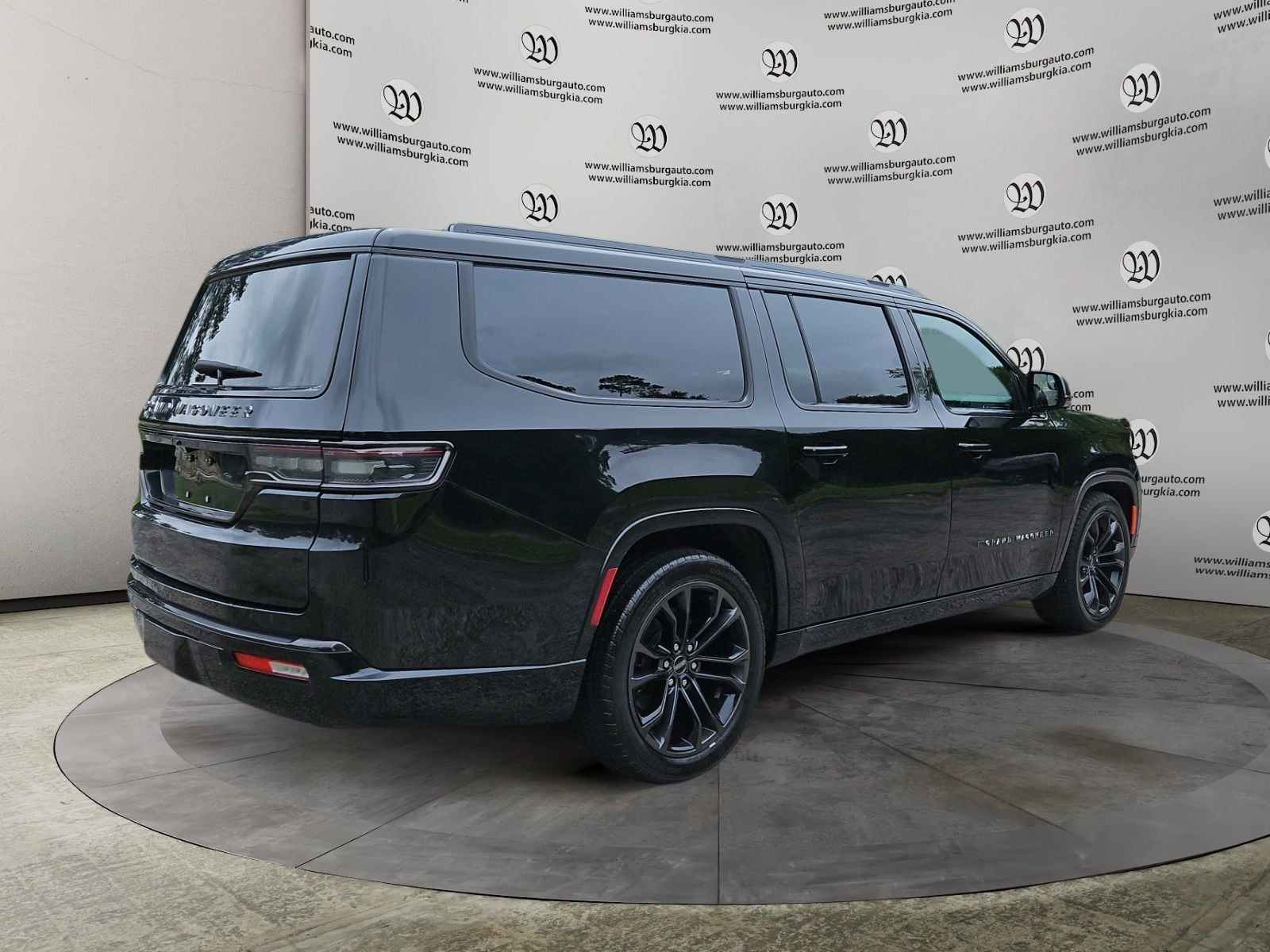 Pre-Owned 2024 Jeep Grand Wagoneer L Series II - photo - 4