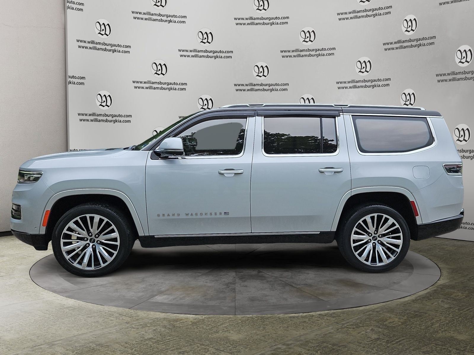 Pre-Owned 2022 Jeep Grand Wagoneer Series III - photo - 1
