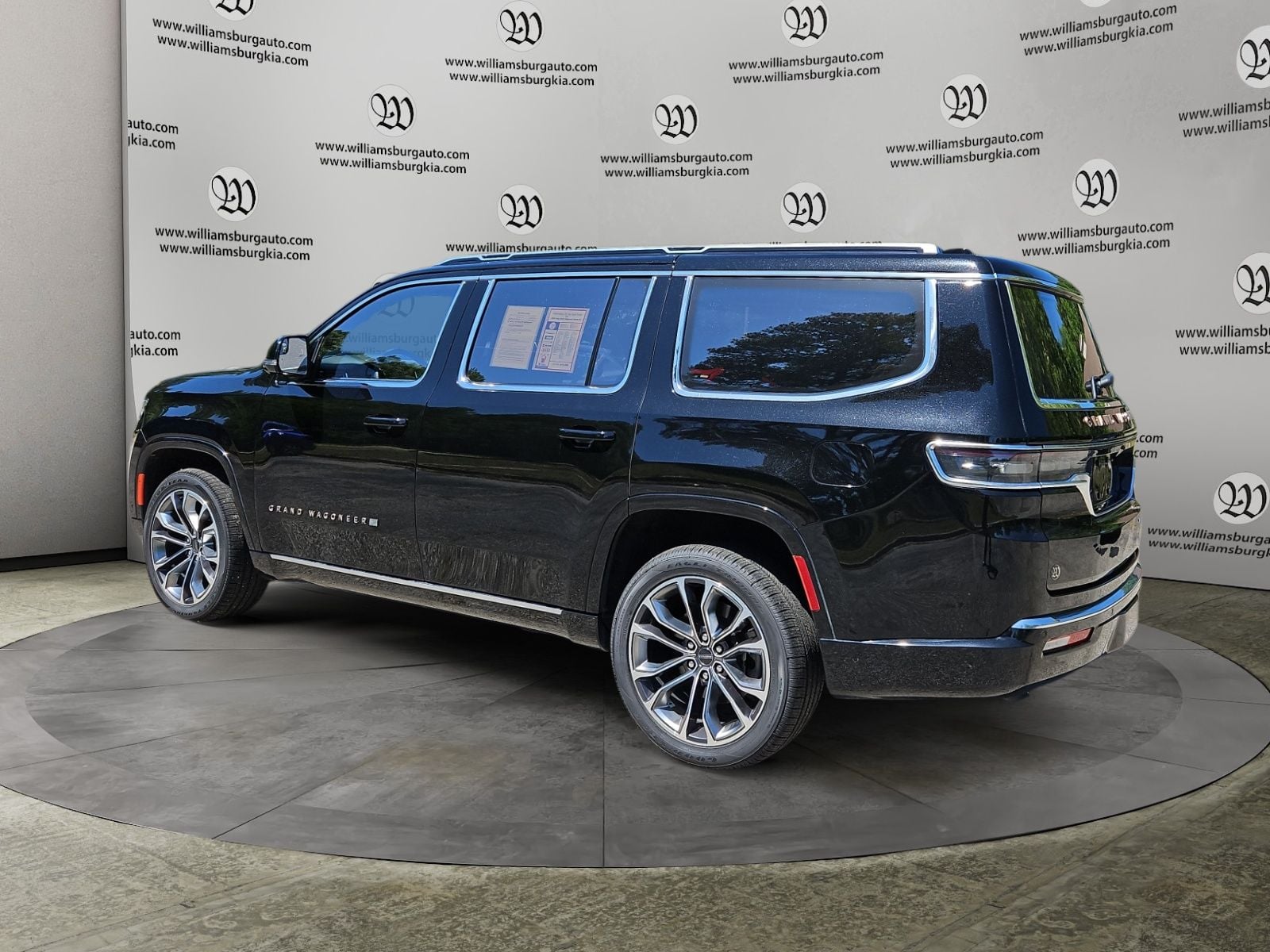 Pre-Owned 2024 Jeep Grand Wagoneer Series III - photo - 2