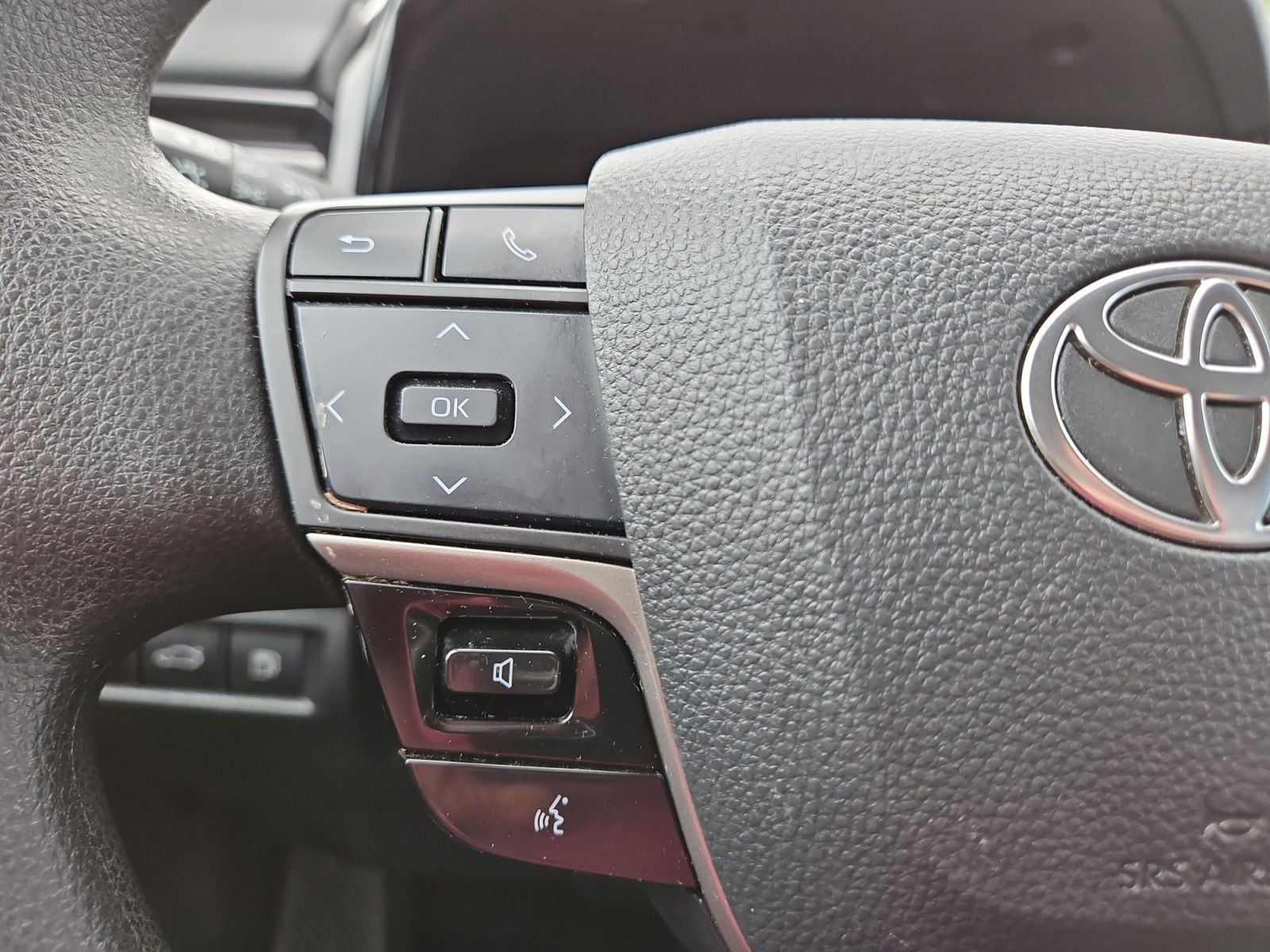 Pre-Owned 2025 Toyota Camry LE - photo - 23