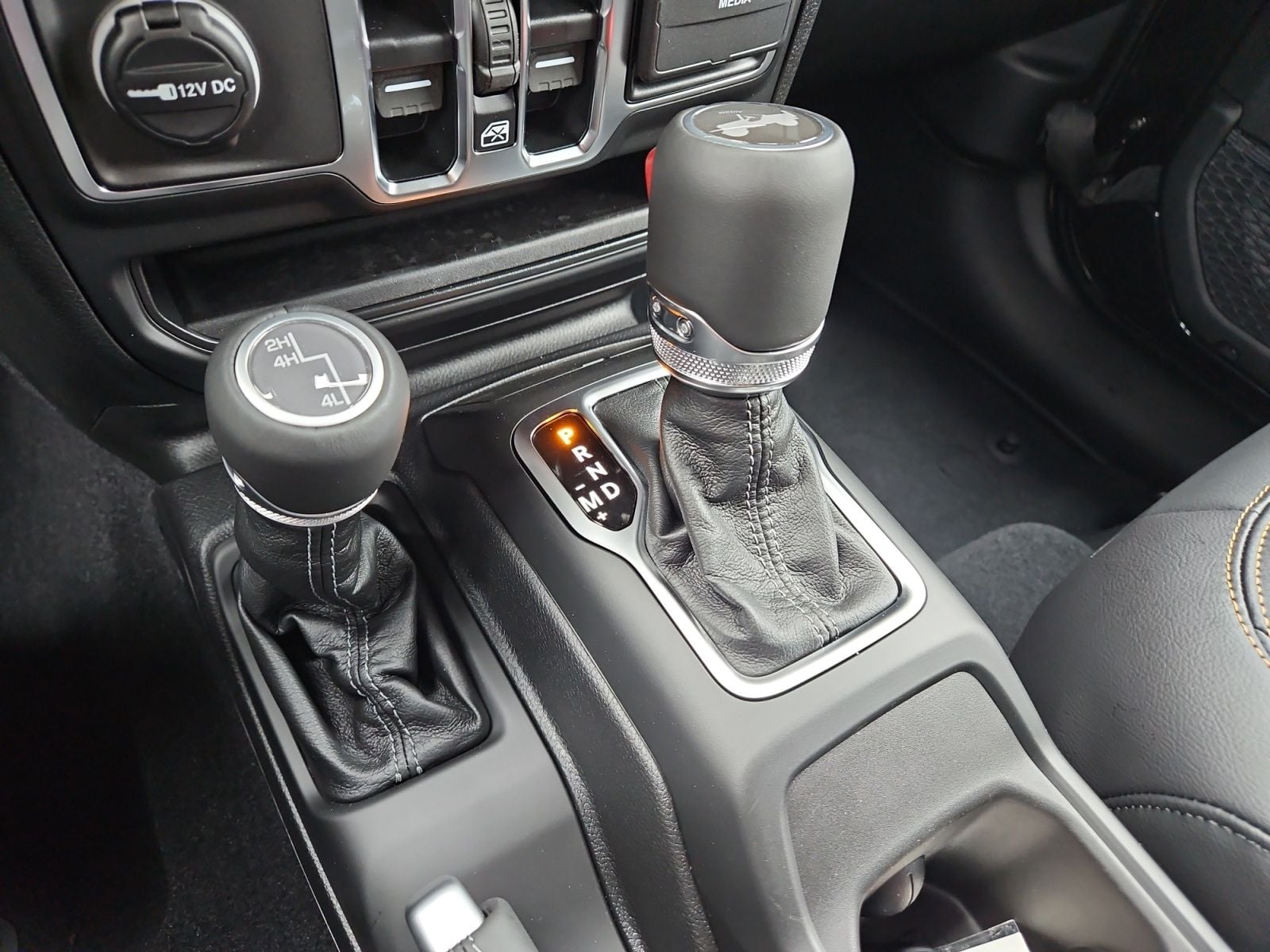 New 2025 Jeep Wrangler Sahara - photo - 26