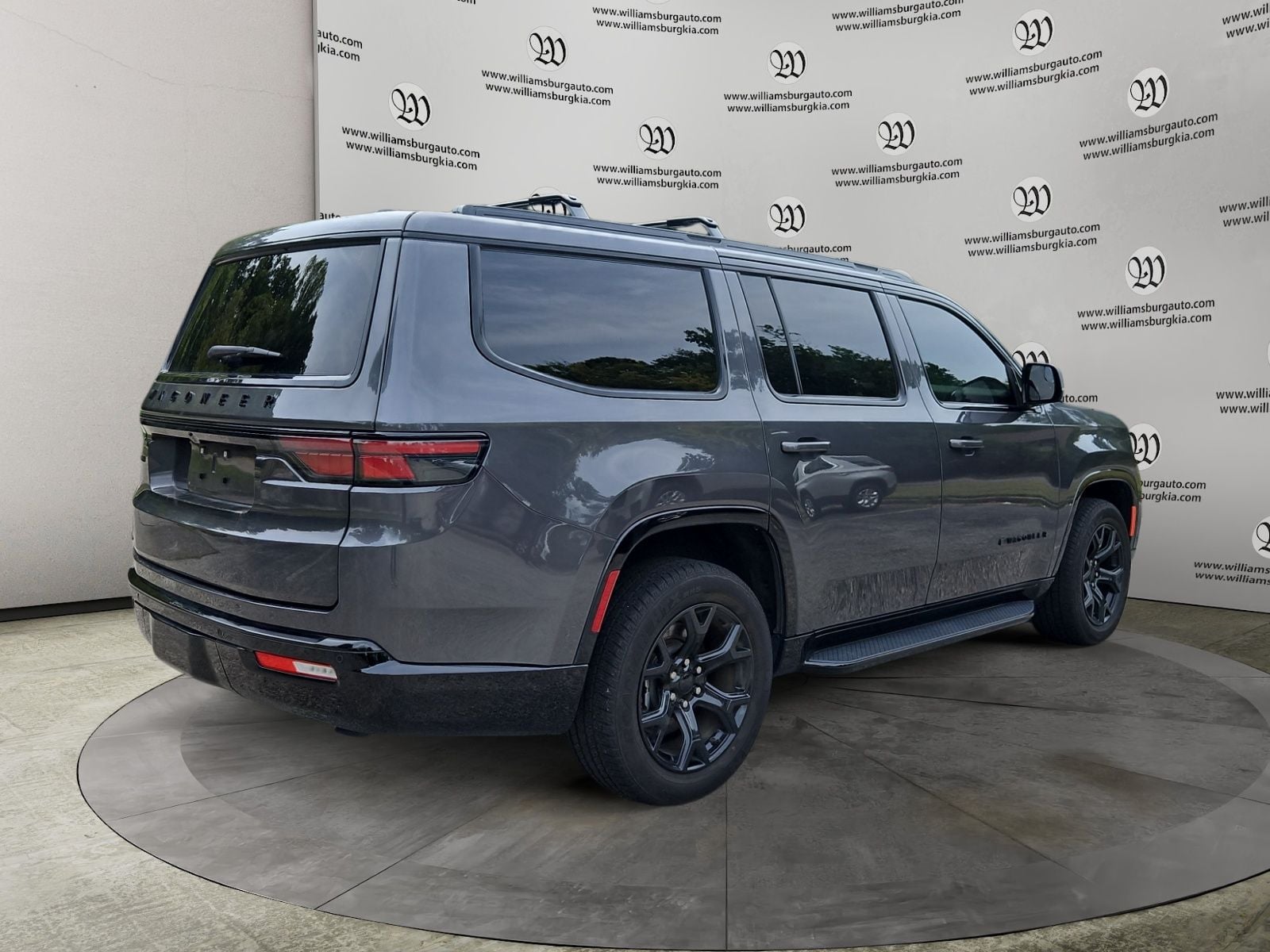Pre-Owned 2023 Jeep Wagoneer Series II - photo - 4